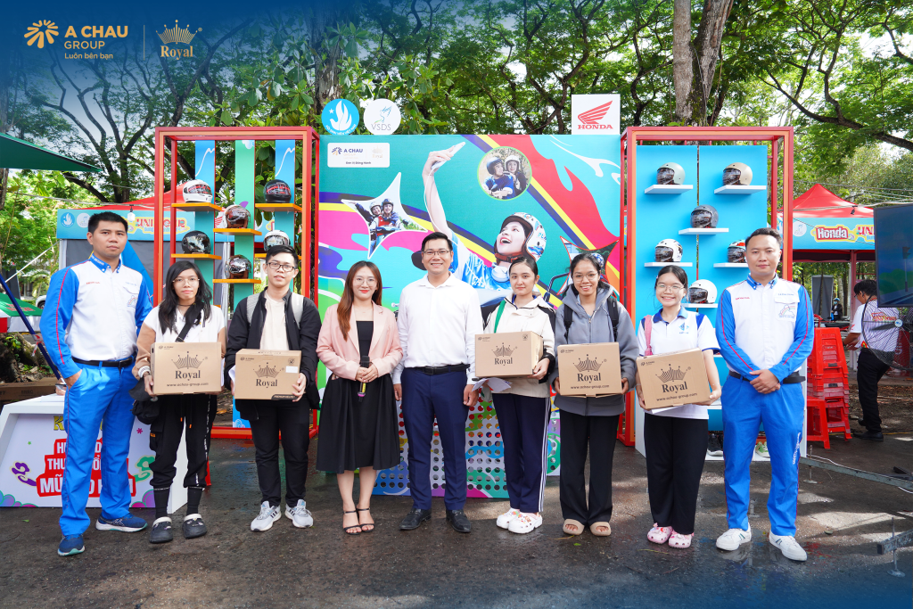 Đại diện Á Châu Group và Honda Việt Nam trao tặng nón bảo hiểm ROYAL đến các bạn sinh viên