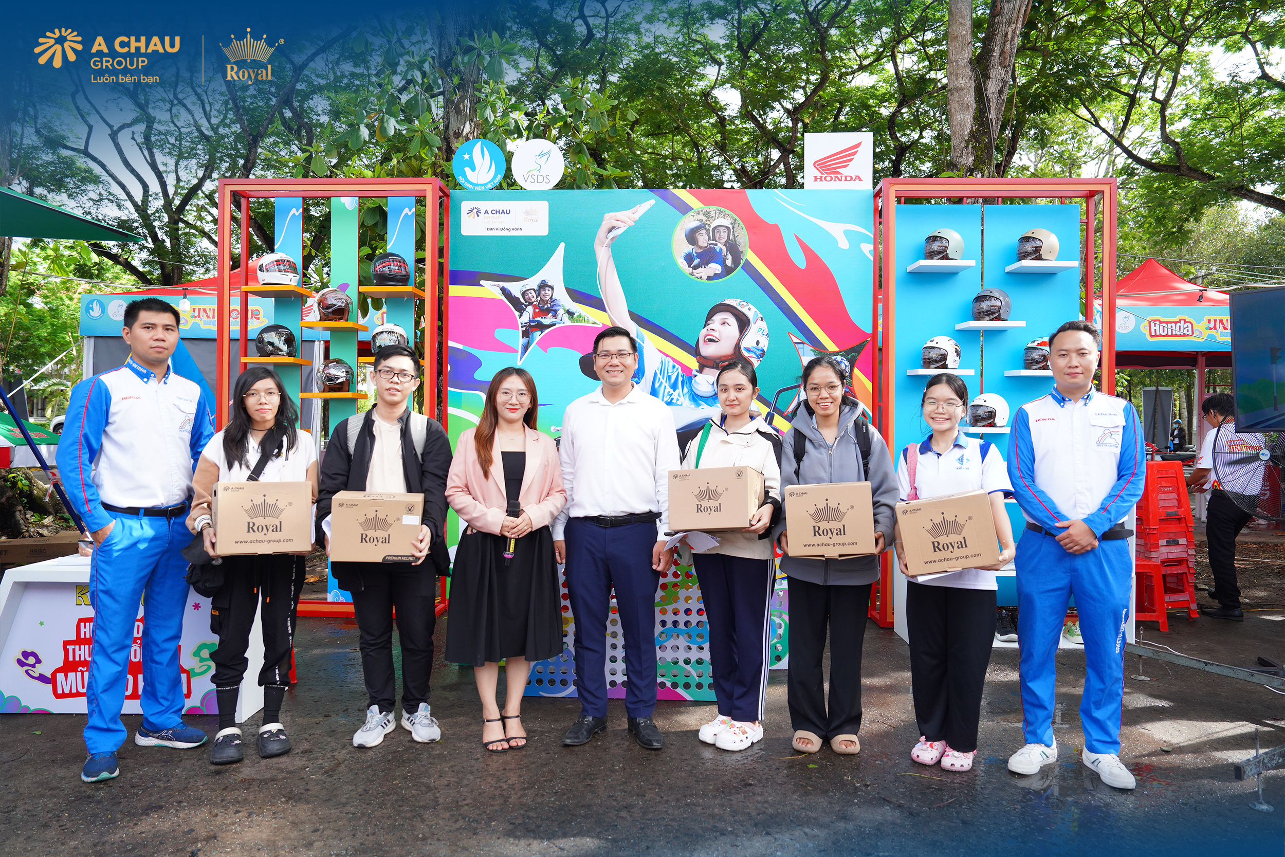 Đại diện Á Châu Group và Honda Việt Nam trao tặng nón bảo hiểm ROYAL đến các bạn sinh viên