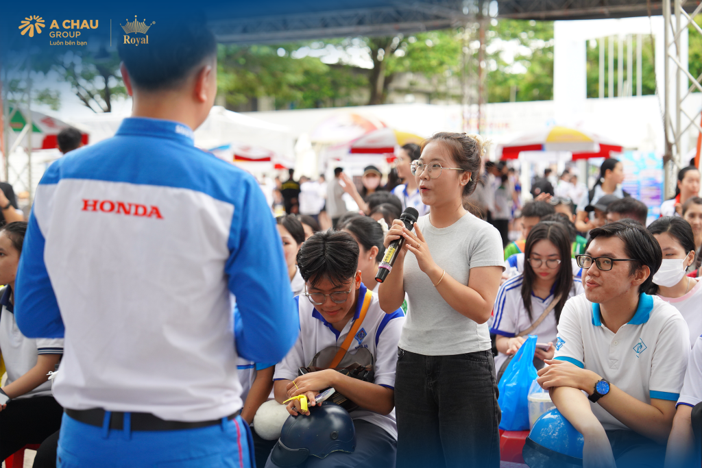 SINH VIÊN TÍCH CỰC TRAO ĐỔI