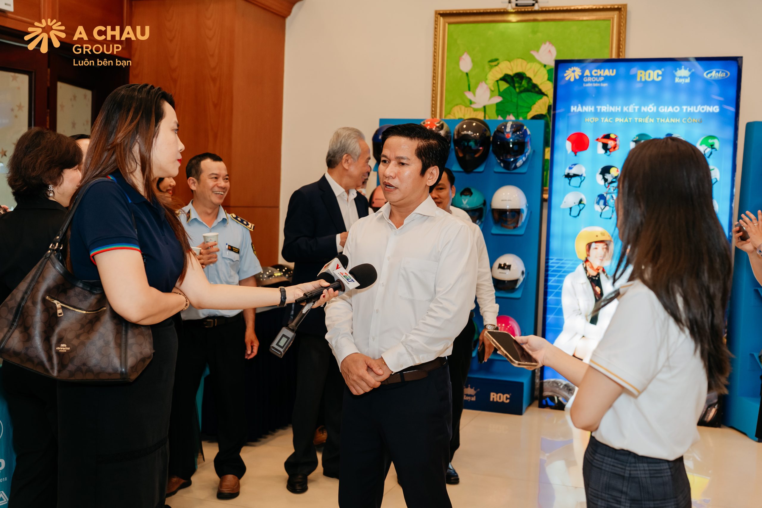 Tổng giám đốc tập đoàn quốc tế Á Châu group trao đổi với phóng viên