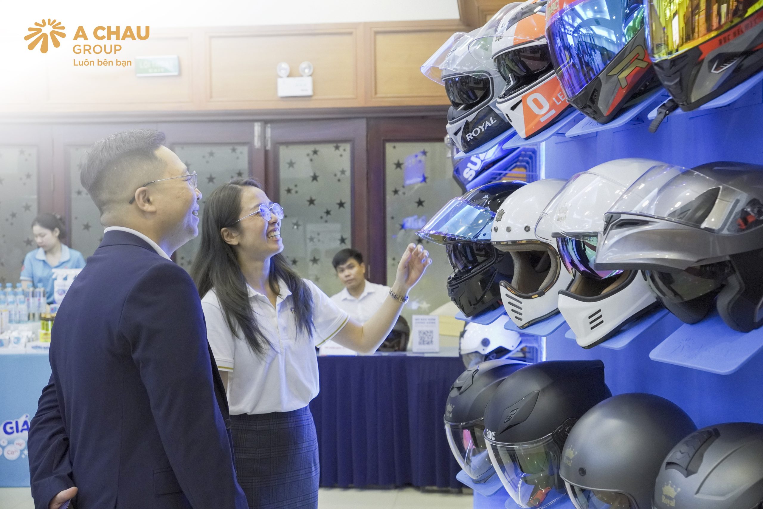 Đại diện Á Châu Group chai sẻ mũ bảo hiểm chất lượng với khách hàng