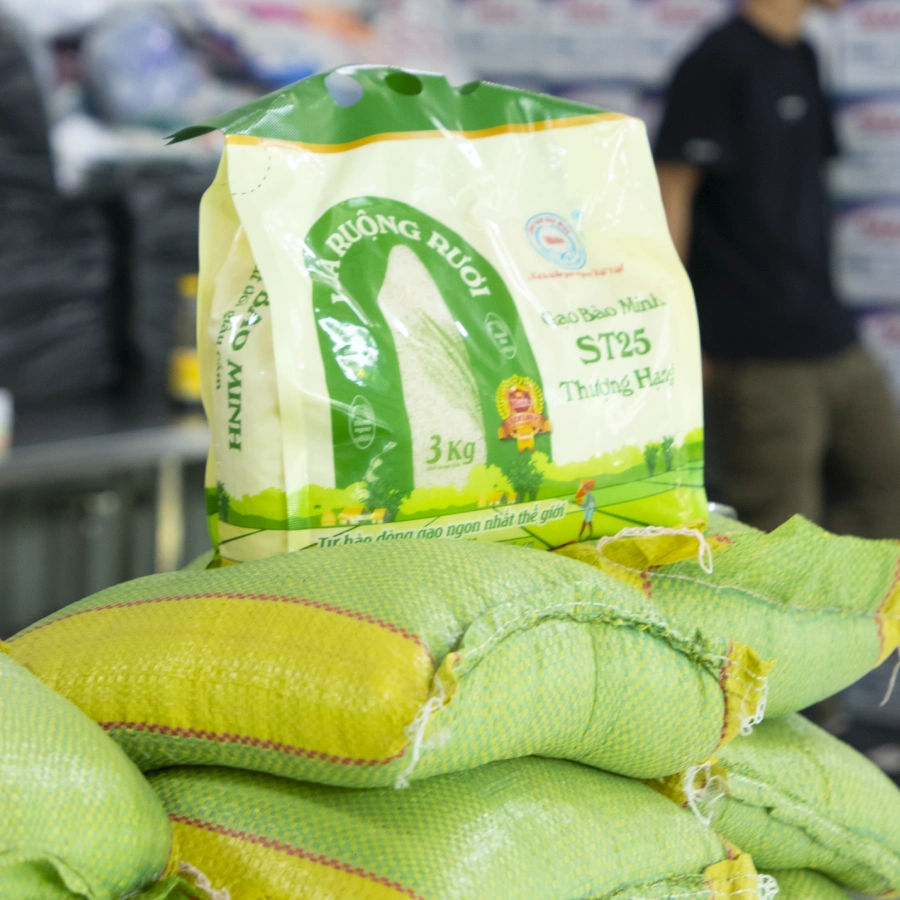  Lan tỏa yêu thương – 1.000 phần quà thiết thực về vùng lũ