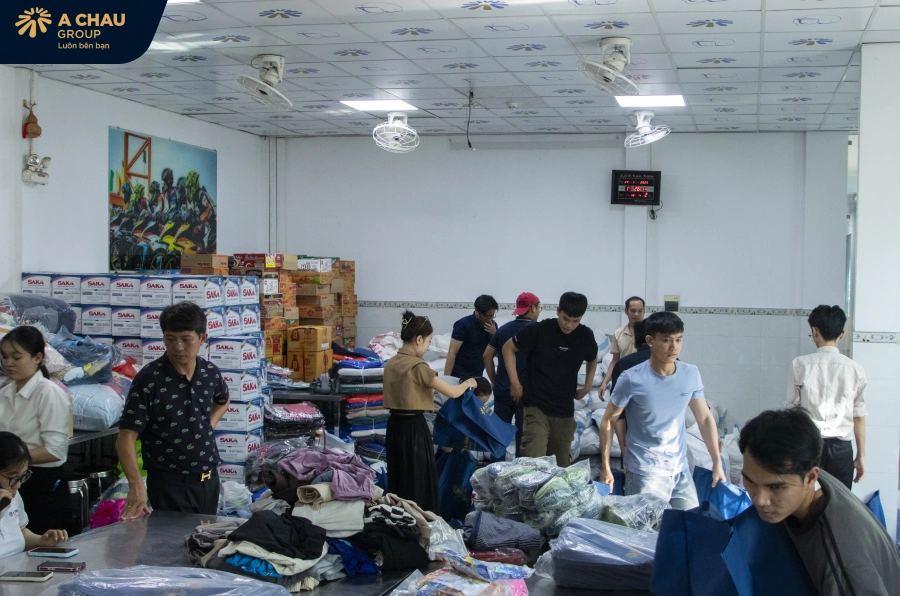 "CHO ĐI LÀ YÊU THƯƠNG" - Á CHÂU GROUP ĐỒNG HÀNH CÙNG BÀ CON VÙNG LŨ MIỀN TRUNG