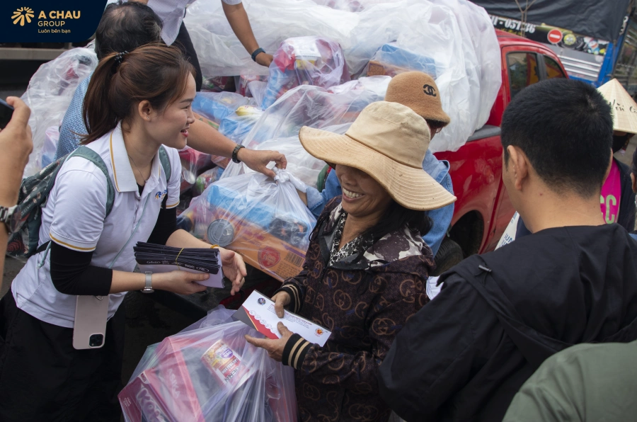 "CHO ĐI LÀ YÊU THƯƠNG" - Á CHÂU GROUP ĐỒNG HÀNH CÙNG BÀ CON VÙNG LŨ MIỀN TRUNG