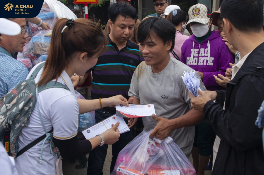 "CHO ĐI LÀ YÊU THƯƠNG" - Á CHÂU GROUP ĐỒNG HÀNH CÙNG BÀ CON VÙNG LŨ MIỀN TRUNG