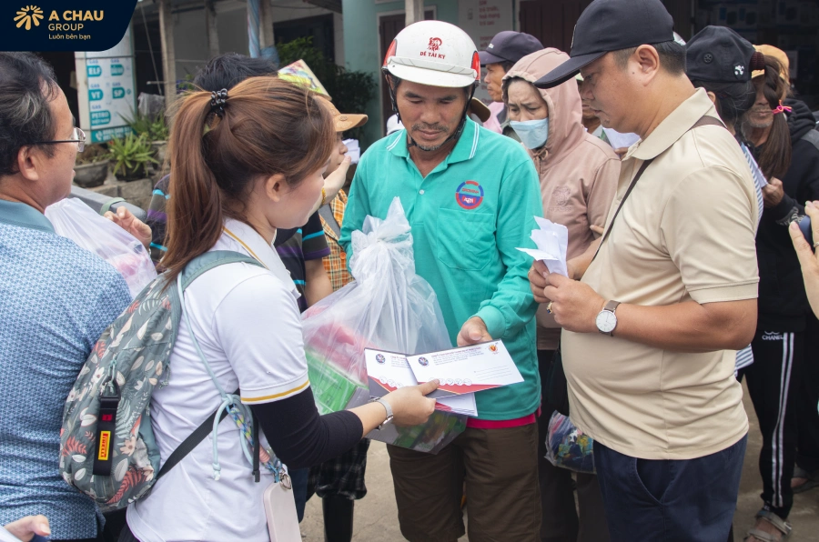 "CHO ĐI LÀ YÊU THƯƠNG" - Á CHÂU GROUP ĐỒNG HÀNH CÙNG BÀ CON VÙNG LŨ MIỀN TRUNG