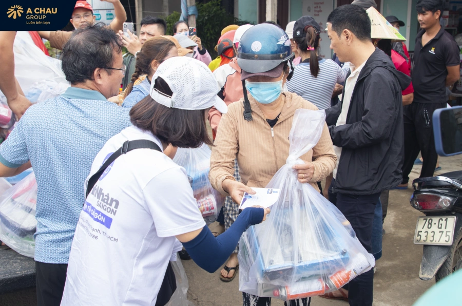 "CHO ĐI LÀ YÊU THƯƠNG" - Á CHÂU GROUP ĐỒNG HÀNH CÙNG BÀ CON VÙNG LŨ MIỀN TRUNG