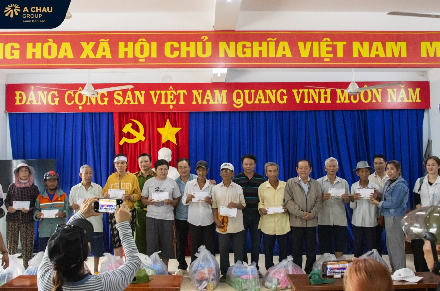 "CHO ĐI LÀ YÊU THƯƠNG" - Á CHÂU GROUP ĐỒNG HÀNH CÙNG BÀ CON VÙNG LŨ MIỀN TRUNG
