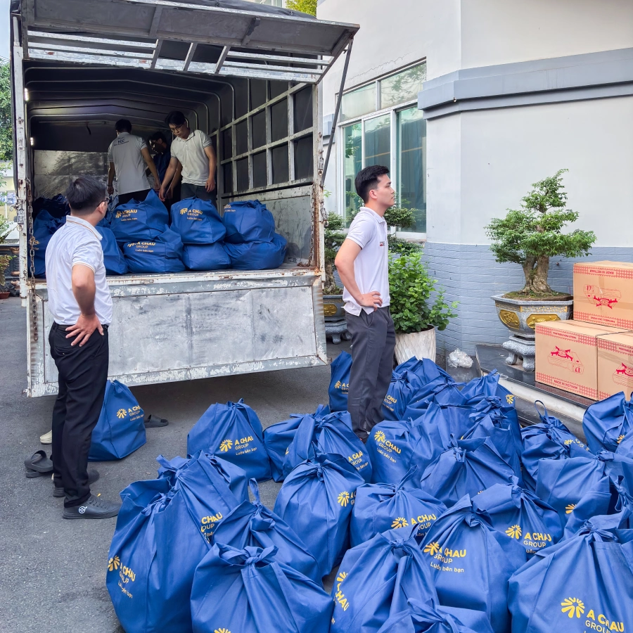 Những món quà này còn là nguồn động viên tinh thần to lớn giúp bà con vượt qua khóa khăn