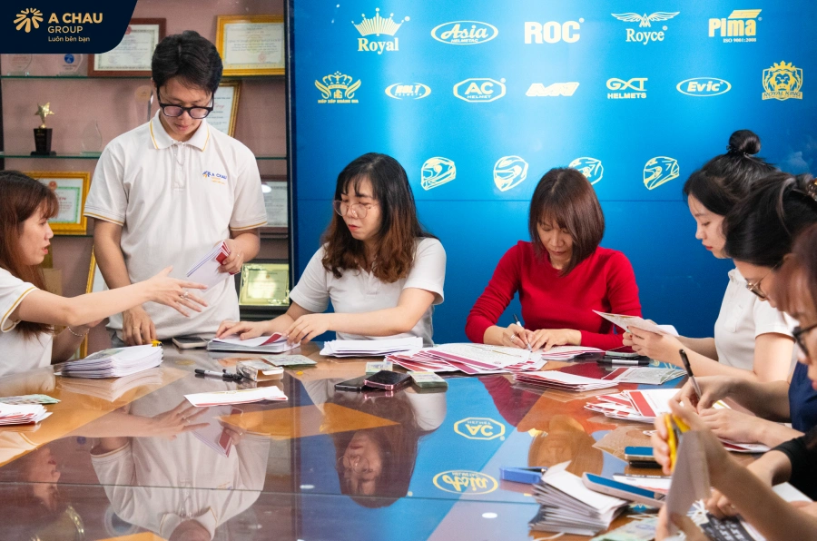 "CHO ĐI LÀ YÊU THƯƠNG" - Á CHÂU GROUP ĐỒNG HÀNH CÙNG BÀ CON VÙNG LŨ MIỀN TRUNG