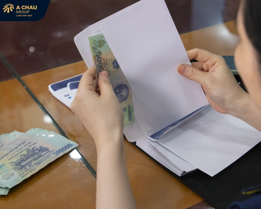 Tiền mặt: Phong bì 500.000 VNĐ hỗ trợ trực tiếp cho mỗi hộ gia đình