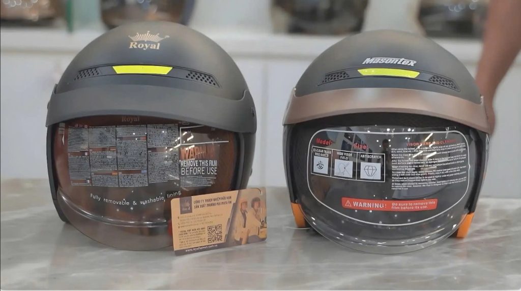 Mũ bảo hiểm được nhái với kiểu dáng tinh vi người tiêu dùng rất khó phân biệt hàng thật, hàng giả