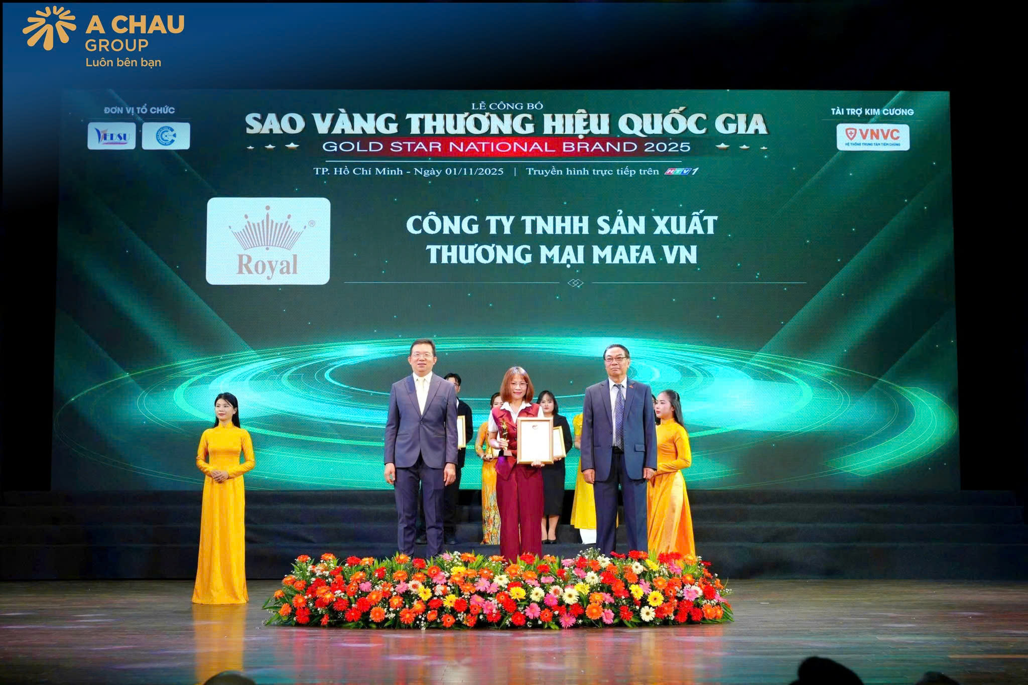 Đại diện Công ty TNHH Sản Xuất Thương Mại MAFA VN (thương hiệu Royal) vinh dự đón nhận Giải thưởng Sao Vàng Thương Hiệu Quốc Gia 2025 tại TP. Hồ Chí Minh.