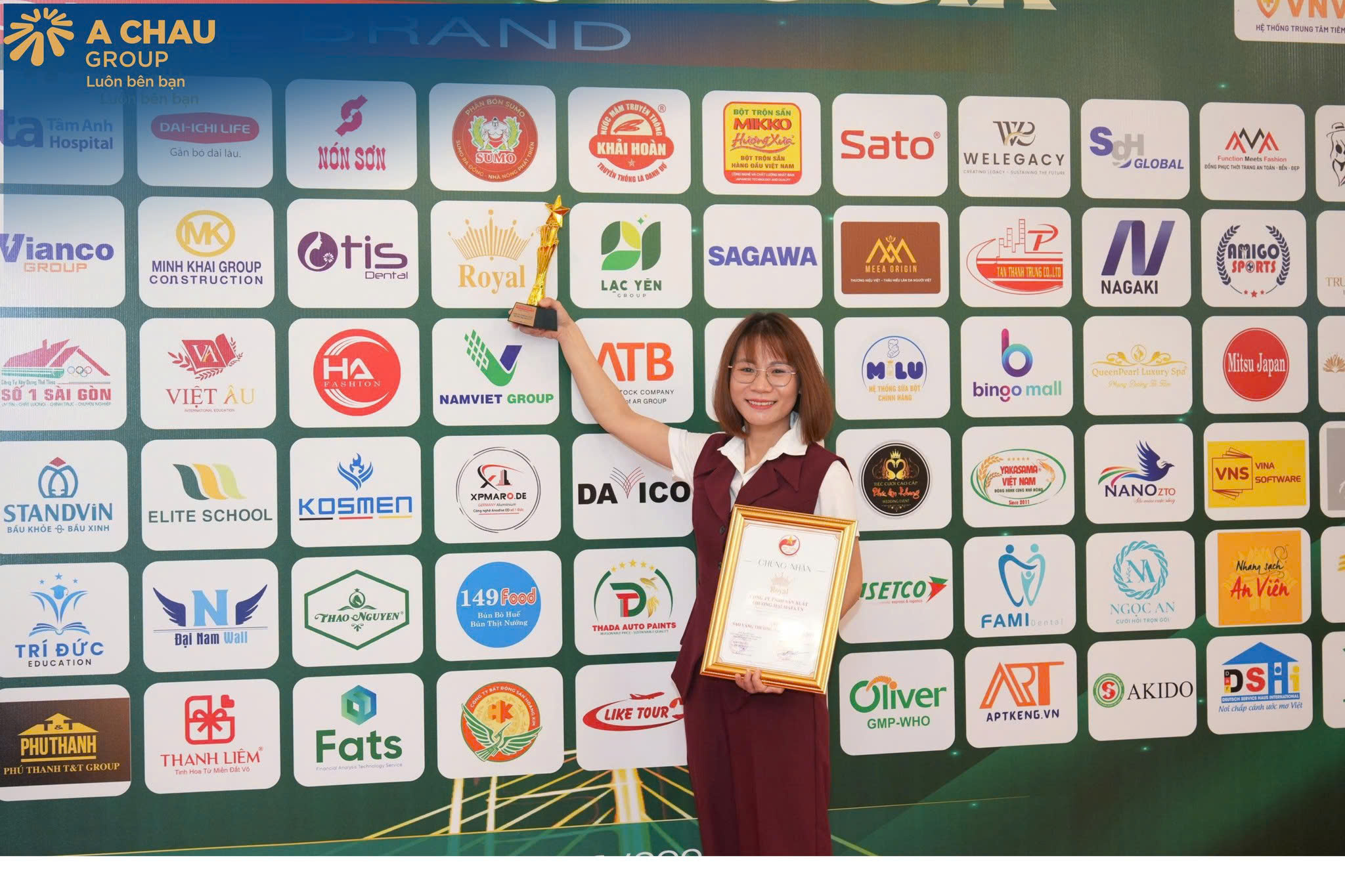 Đại diện Royal Helmet nâng cao cúp Sao Vàng Thương Hiệu Quốc Gia – minh chứng cho chất lượng và uy tín của thương hiệu Việt.