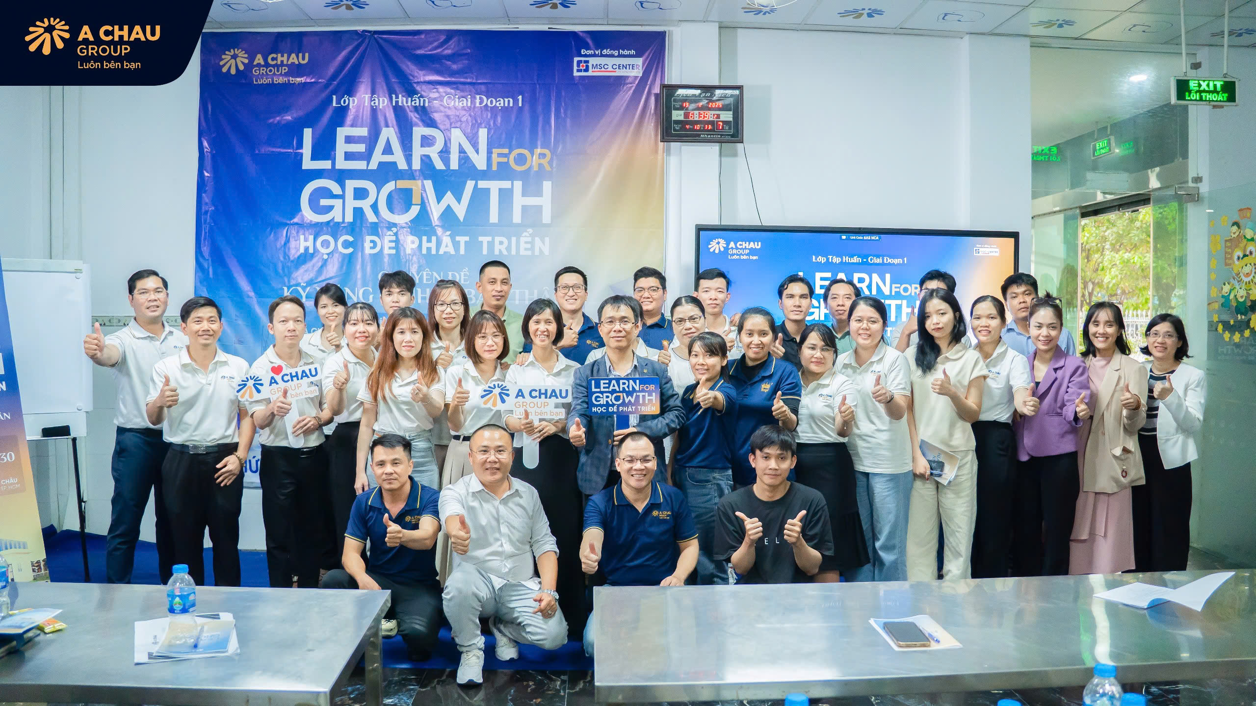 Tập thể đội ngũ Á Châu Group hân hoan với tinh thần “học” để phát triển