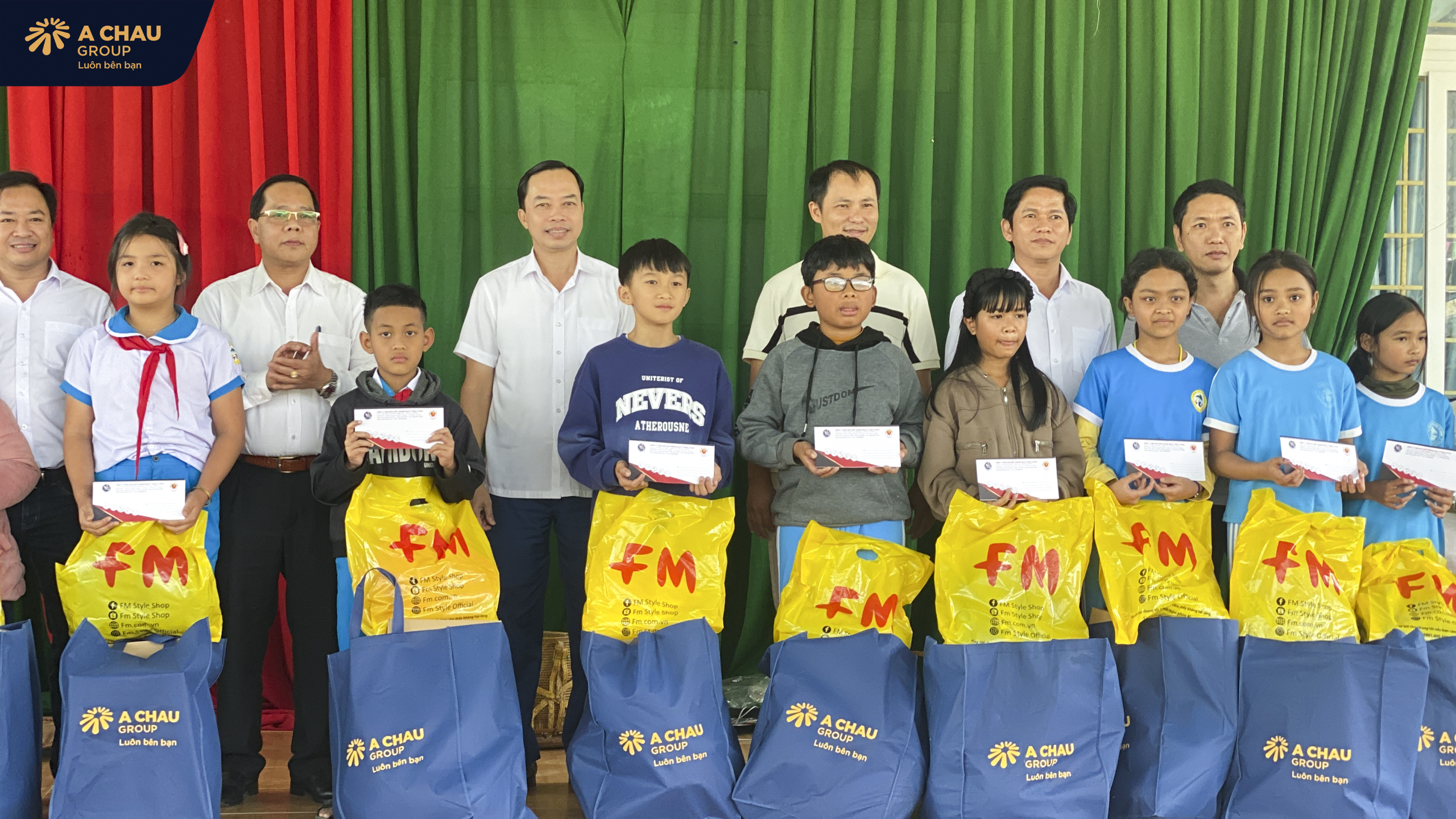 TGĐ Mai Văn Thuận cùng các đối tác trao tặng quà cho các em