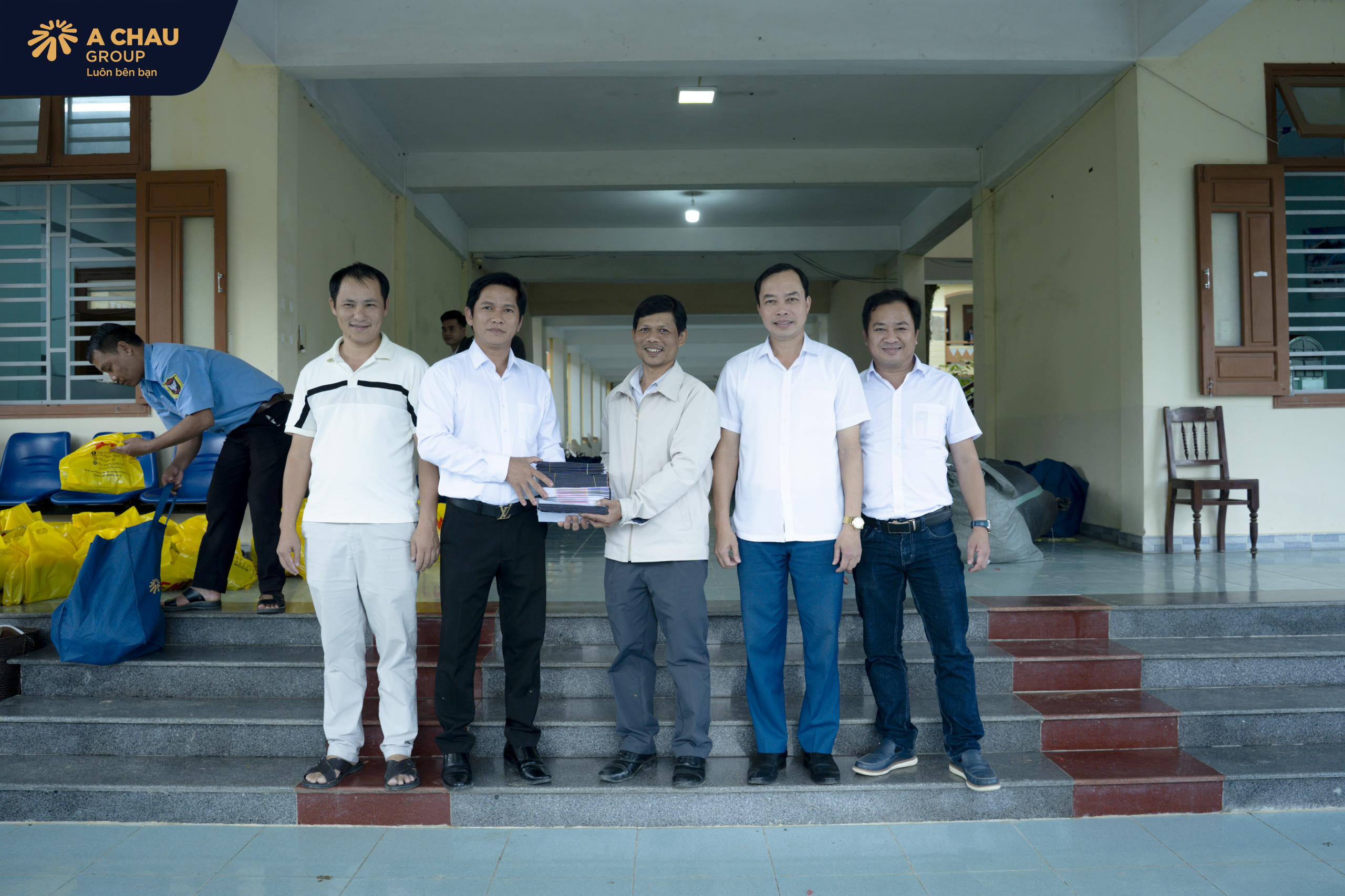 Tông giám đốc Mai Văn Thuận của tập đoàn Á Châu Group trao quà cho   đại điện