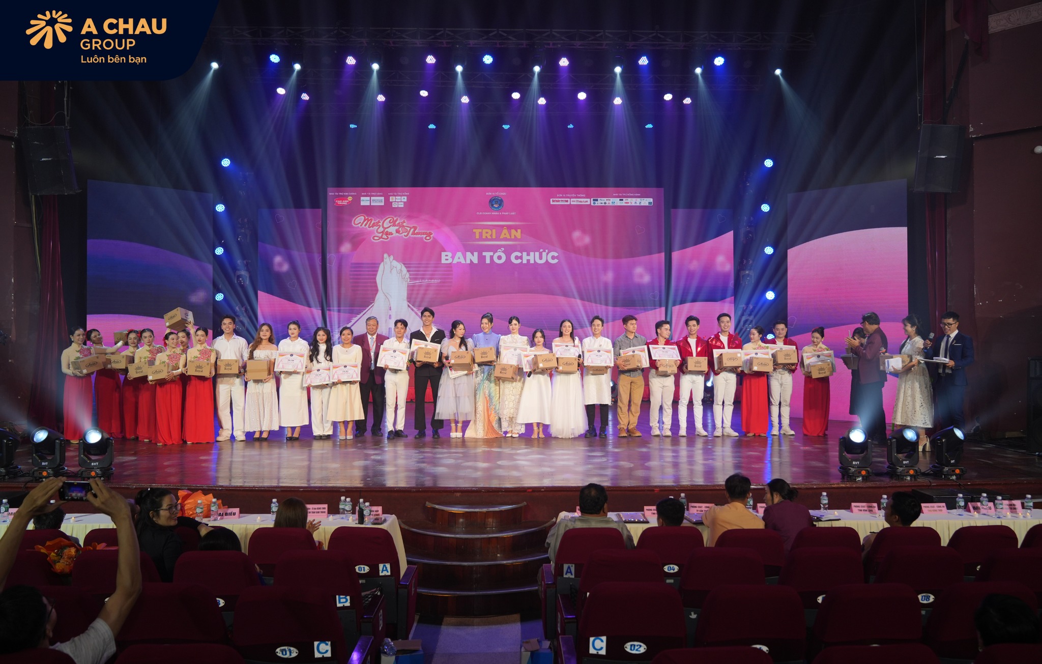 Á Châu Group trao tặng 2000 nón bảo hiểm chất lượng cao