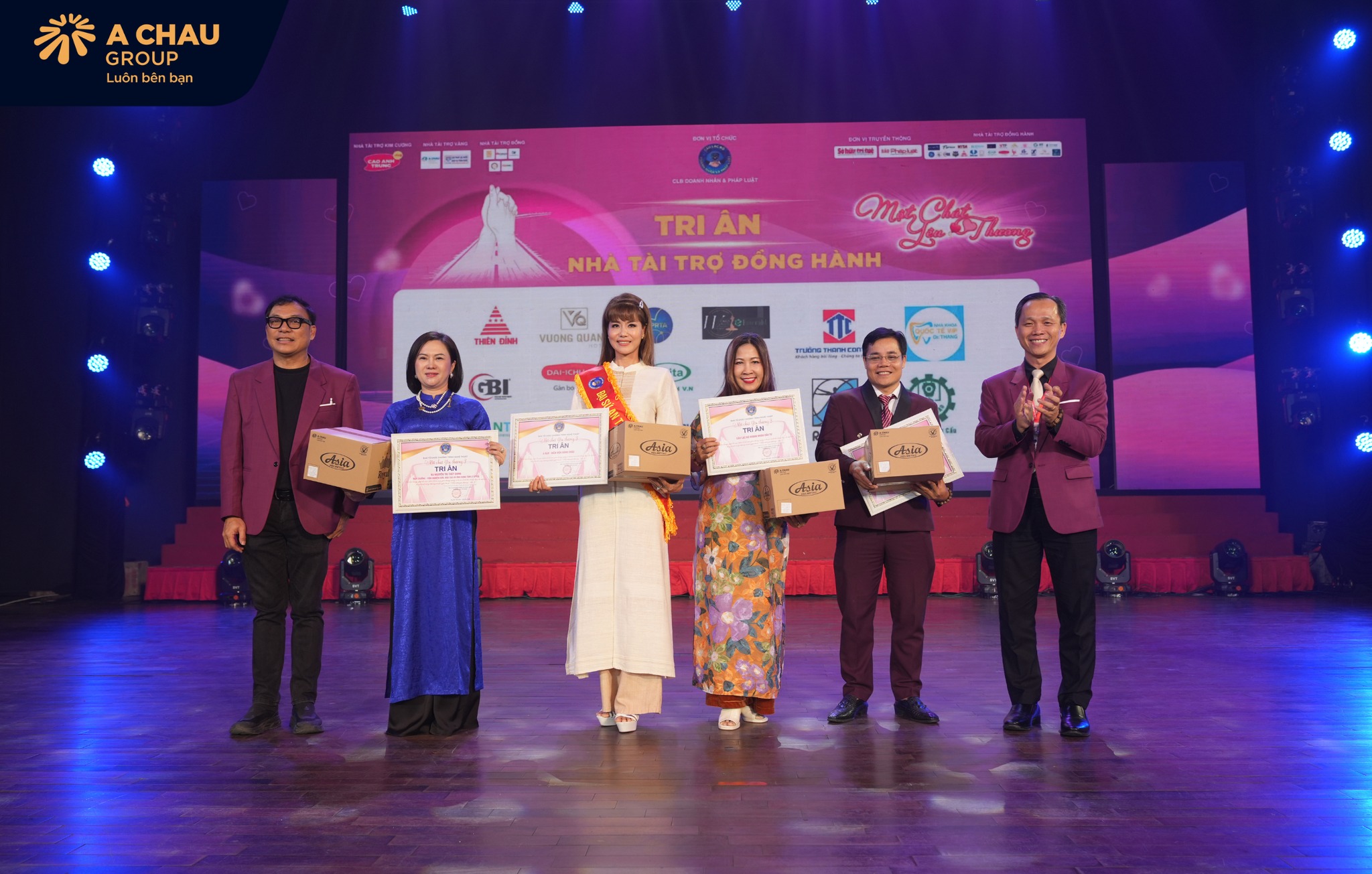 Hình ảnh tại chương trình một chút yêu thương 3