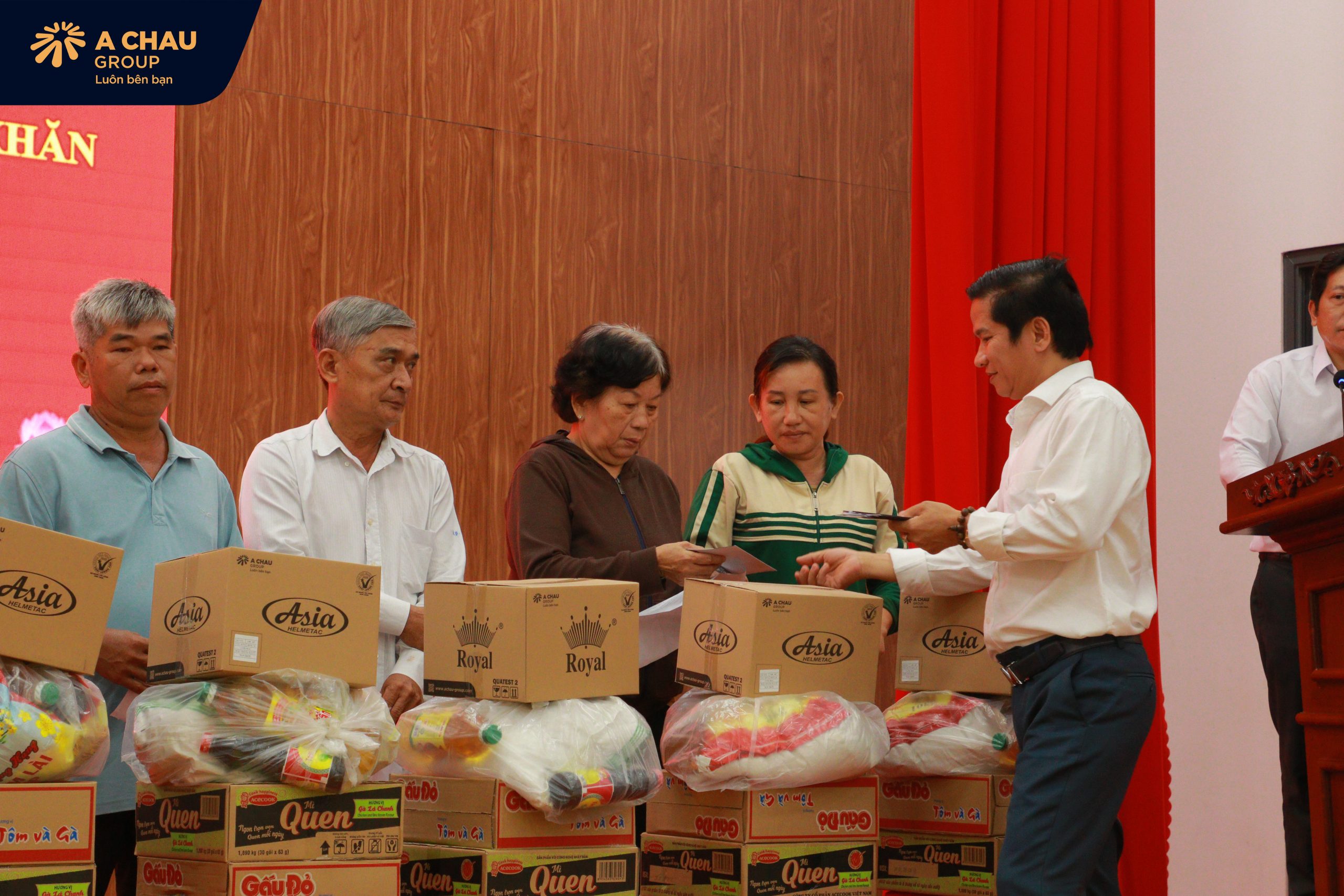 Tổng Giám đốc Mai Văn Thuận trực tiếp tham gia trao tặng quà