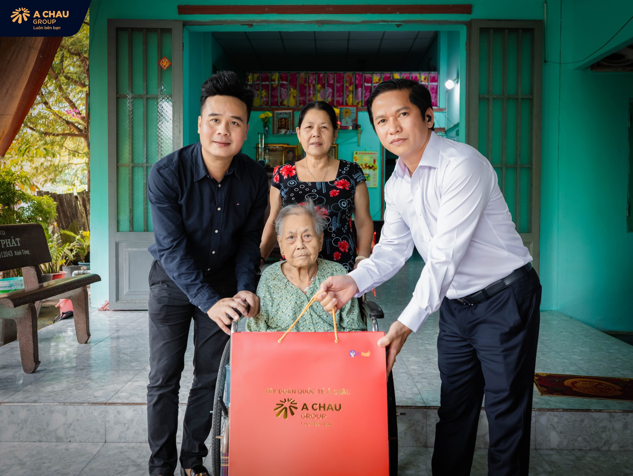 Trao gửi yêu thương bằng những phần quà thiết thực