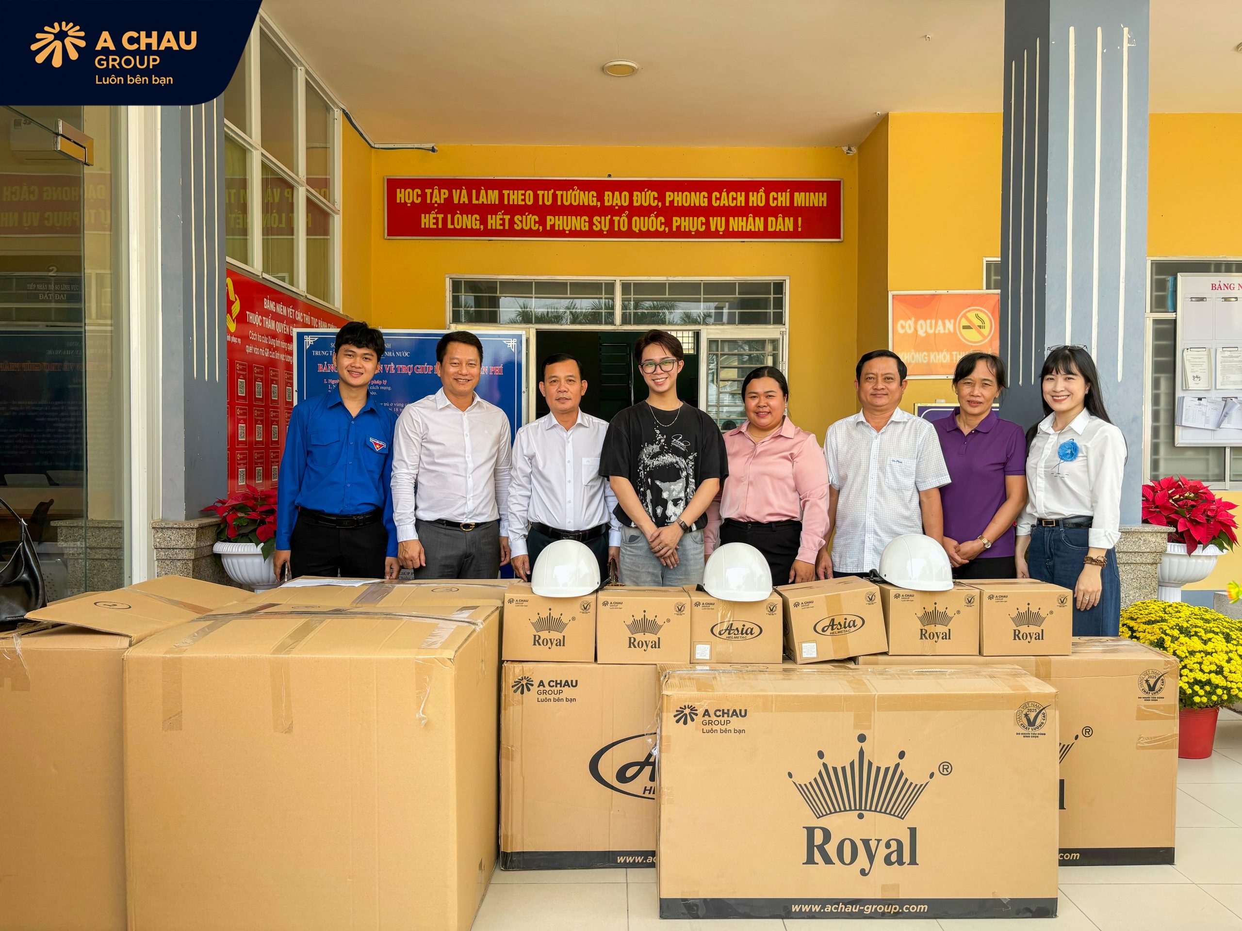 Á Châu Trao tặng 1.000 nón bảo hiểm – Món quà Tết thiết thực và ý nghĩa