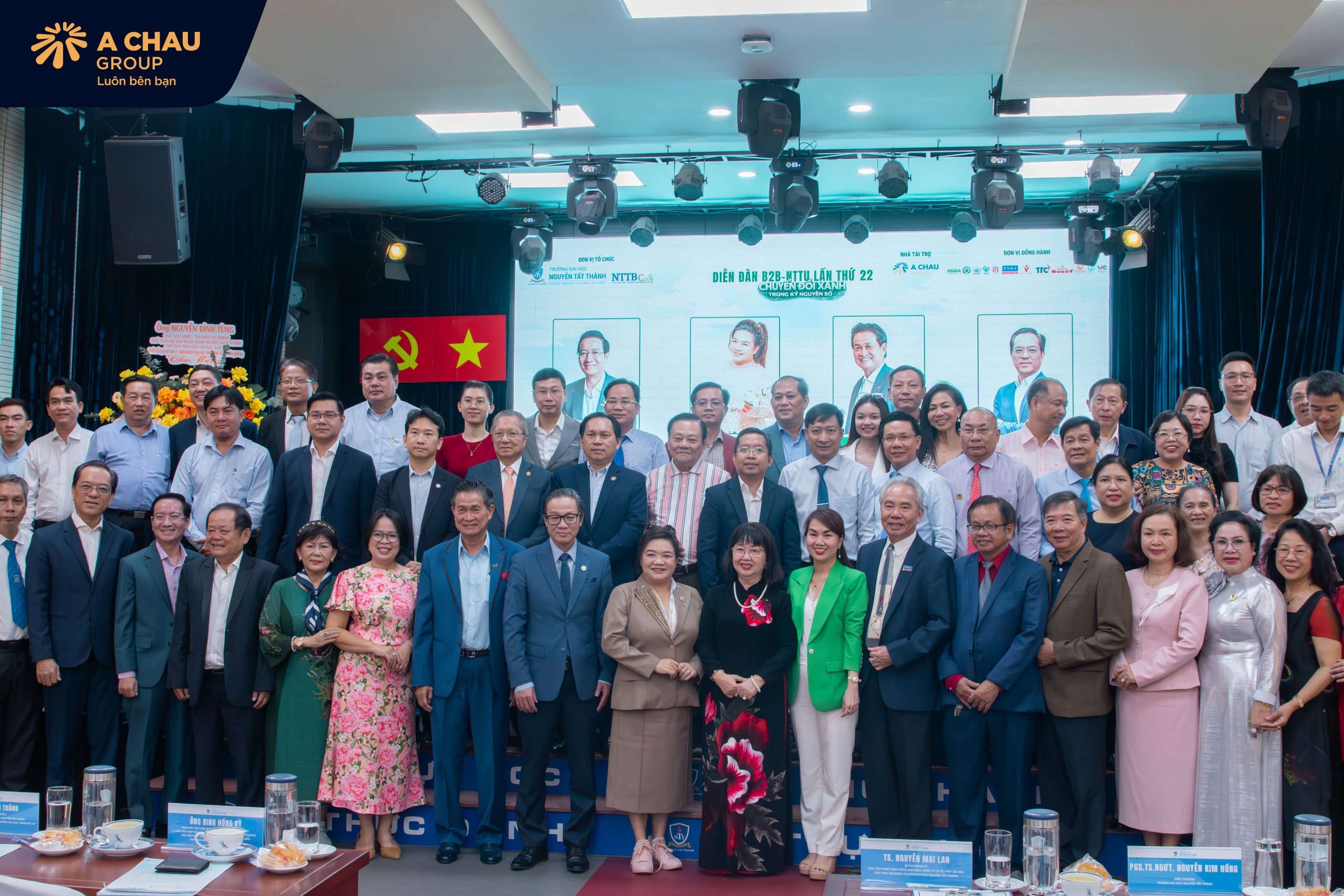 Các doanh nghiệp tại diễn đàn B2B ký kết hợp tác giữa doanh nghiệp và nhà trường