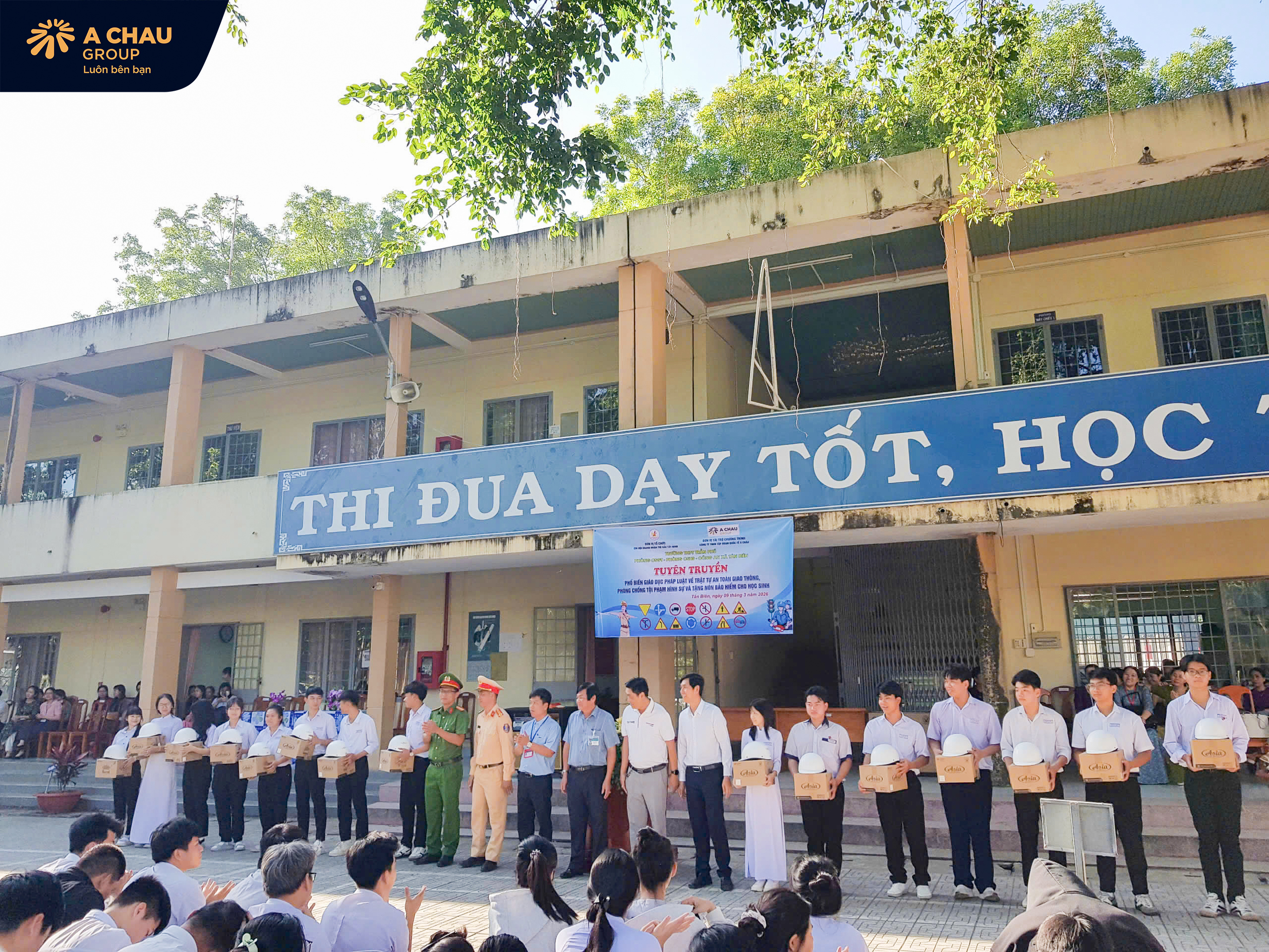Á Châu Group trao tặng 150 mũ bảo hiểm cho học sinh Trường THPT Trần Phú – Tân Biên 3 Học sinh tham gia buổi tuyên truyền ATGT