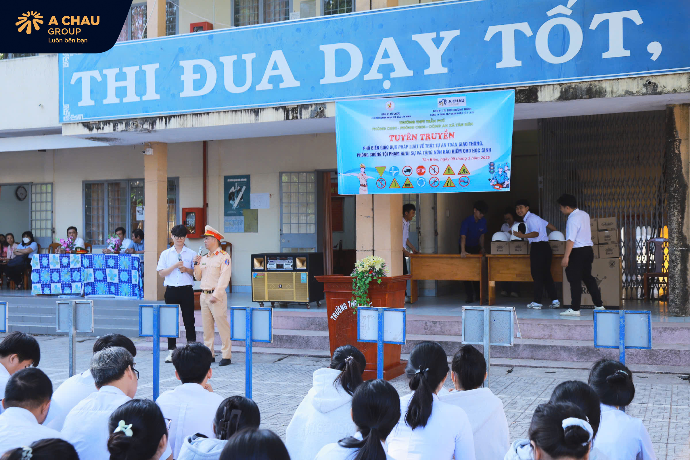 Á Châu Group trao tặng 150 mũ bảo hiểm cho học sinh Trường THPT Trần Phú – Tân Biên 15 Một số hình ảnh Á Châu Group trao tặng 150 mũ bảo hiểm cho học sinh Trường THPT Trần Phú – Tân Biên