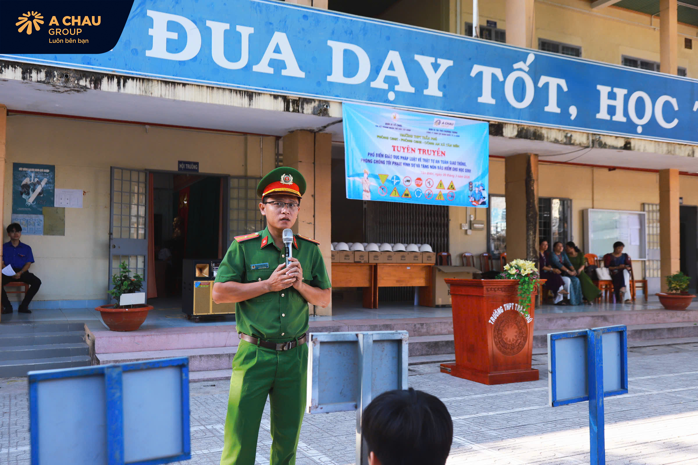 Á Châu Group trao tặng 150 mũ bảo hiểm cho học sinh Trường THPT Trần Phú – Tân Biên 17 Một số hình ảnh Á Châu Group trao tặng 150 mũ bảo hiểm cho học sinh Trường THPT Trần Phú – Tân Biên