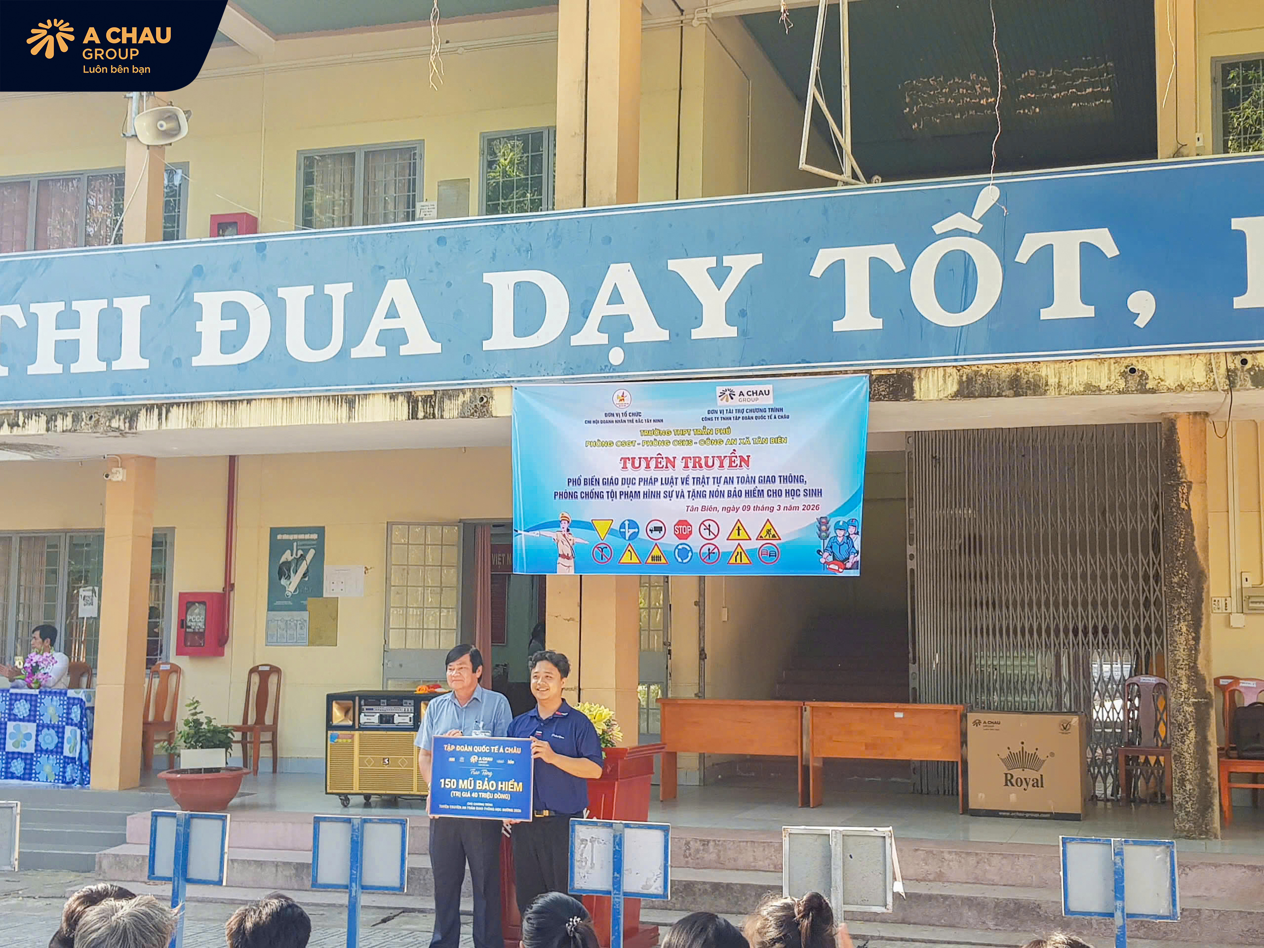Á Châu Group trao tặng 150 mũ bảo hiểm cho học sinh Trường THPT Trần Phú – Tân Biên 5 Một số hình ảnh Á Châu Group trao tặng 150 mũ bảo hiểm cho học sinh Trường THPT Trần Phú – Tân Biên