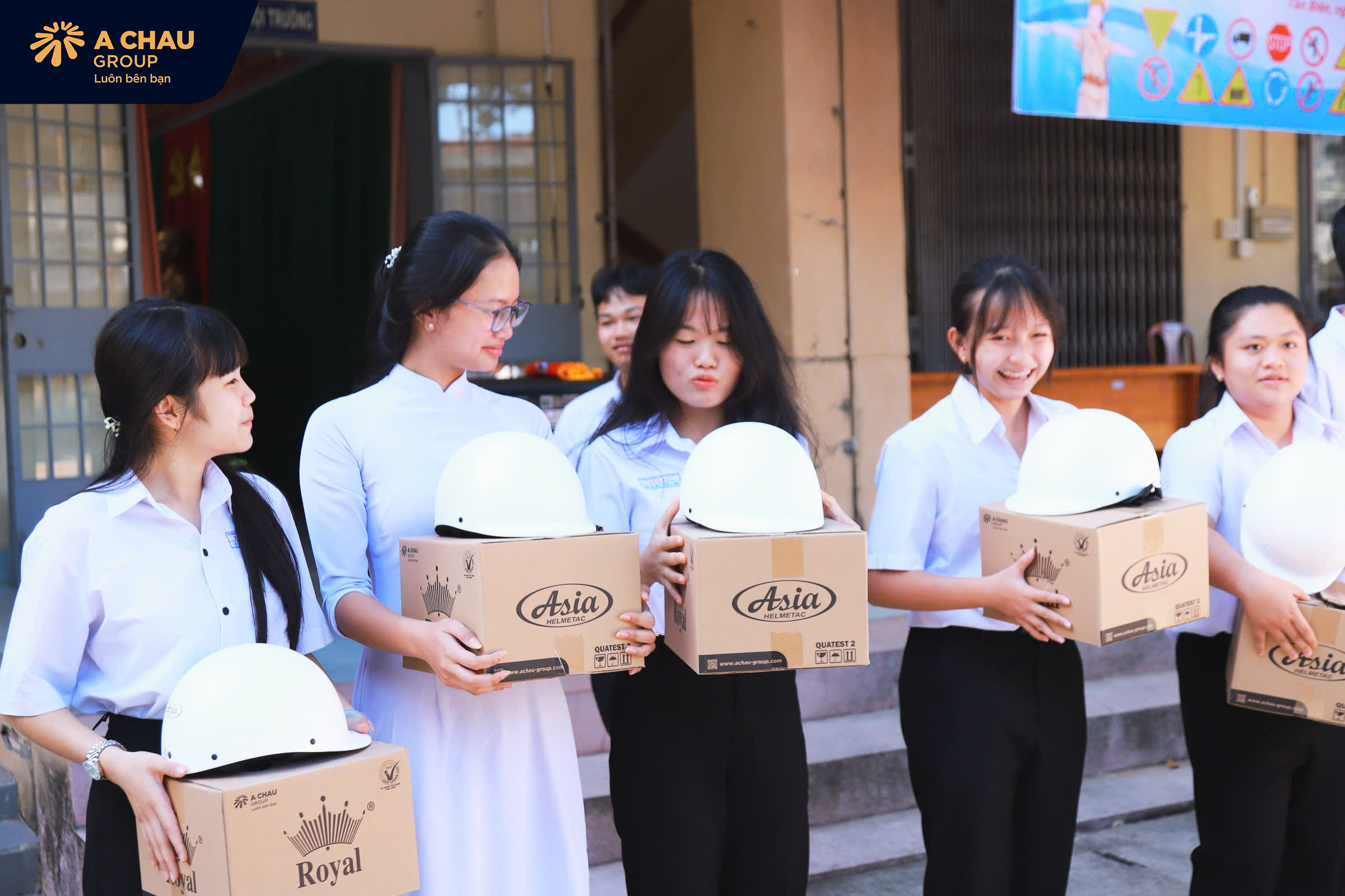 Á Châu Group trao tặng 150 mũ bảo hiểm cho học sinh Trường THPT Trần Phú – Tân Biên 20 Một số hình ảnh Á Châu Group trao tặng 150 mũ bảo hiểm cho học sinh Trường THPT Trần Phú – Tân Biên