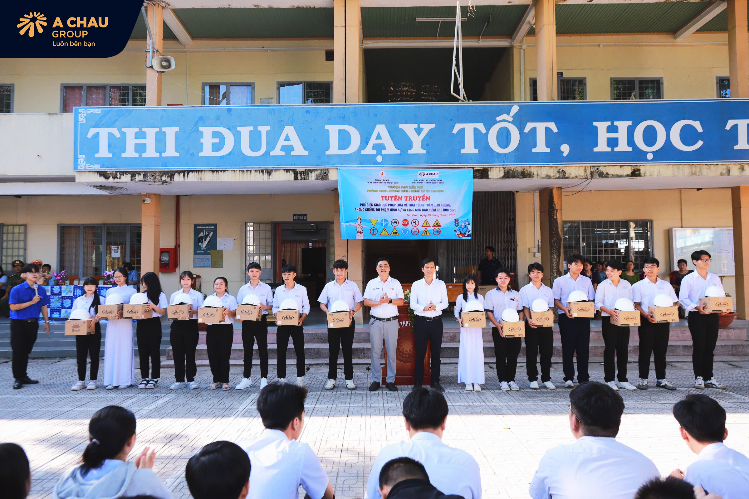 Á Châu Group trao tặng 150 mũ bảo hiểm cho học sinh Trường THPT Trần Phú – Tân Biên 21 Một số hình ảnh Á Châu Group trao tặng 150 mũ bảo hiểm cho học sinh Trường THPT Trần Phú – Tân Biên