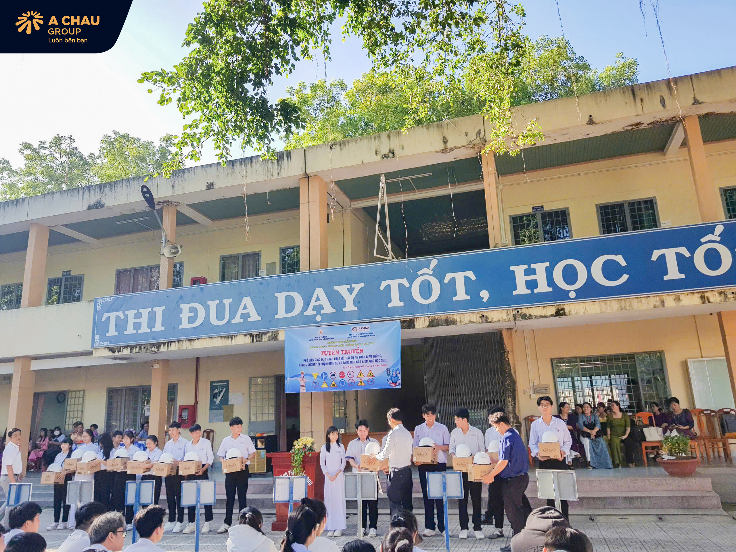 Á Châu Group trao tặng 150 mũ bảo hiểm cho học sinh Trường THPT Trần Phú – Tân Biên 6 Một số hình ảnh Á Châu Group trao tặng 150 mũ bảo hiểm cho học sinh Trường THPT Trần Phú – Tân Biên