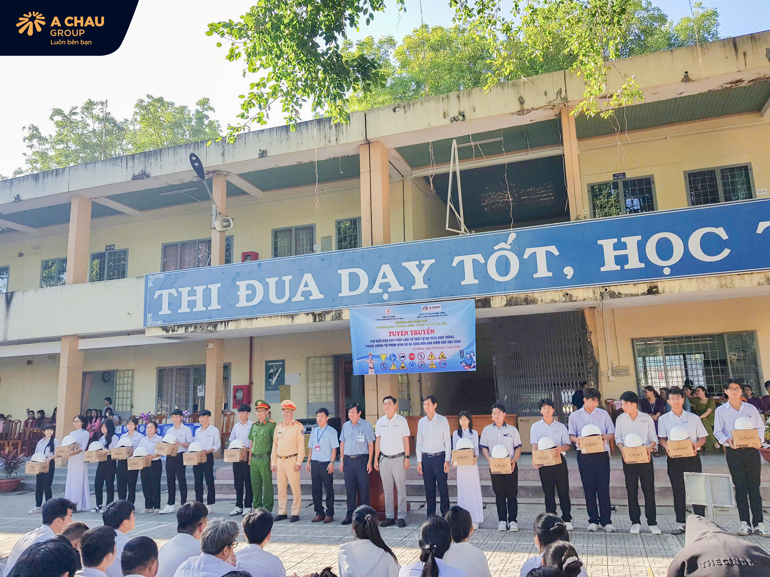 Á Châu Group trao tặng 150 mũ bảo hiểm cho học sinh Trường THPT Trần Phú – Tân Biên 9 Một số hình ảnh Á Châu Group trao tặng 150 mũ bảo hiểm cho học sinh Trường THPT Trần Phú – Tân Biên