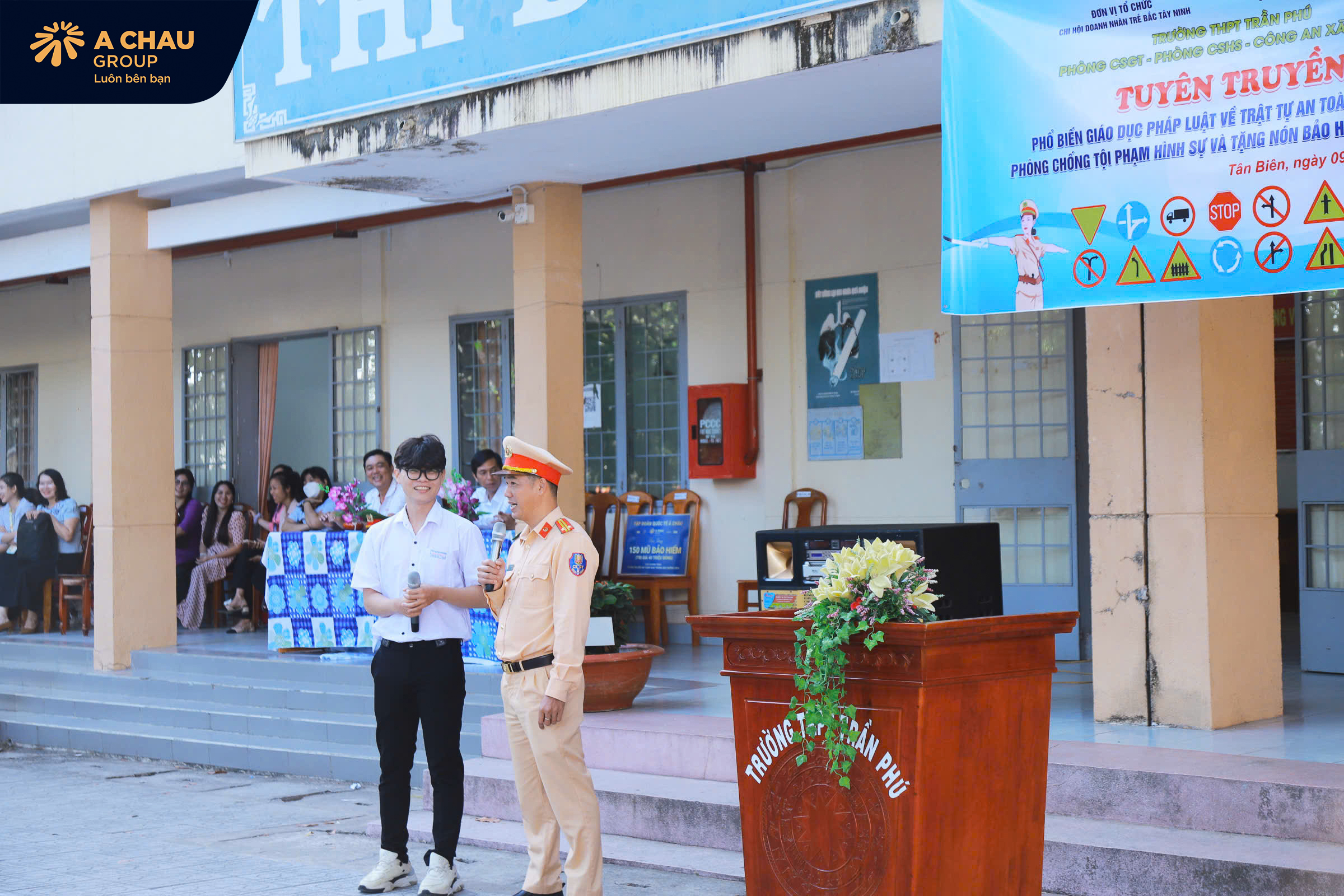 Á Châu Group trao tặng 150 mũ bảo hiểm cho học sinh Trường THPT Trần Phú – Tân Biên 11 Một số hình ảnh Á Châu Group trao tặng 150 mũ bảo hiểm cho học sinh Trường THPT Trần Phú – Tân Biên