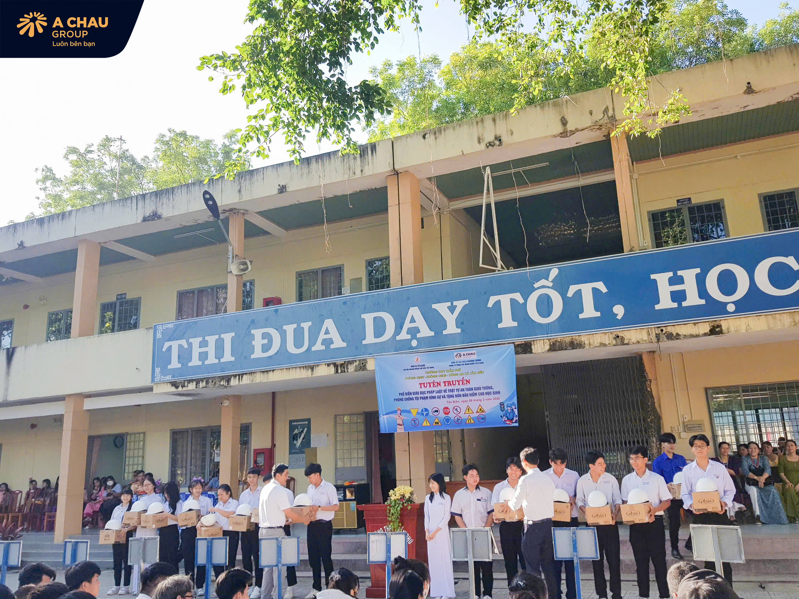 Á Châu Group trao tặng 150 mũ bảo hiểm cho học sinh Trường THPT Trần Phú – Tân Biên 2 Tài trợ 150 nón đạt chuẩn