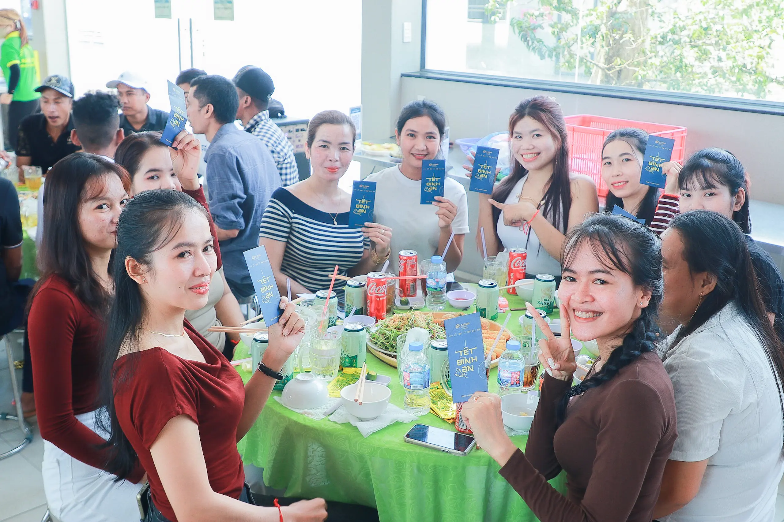 Tổng Giám đốc trao tận tay như một lời chúc khởi đầu năm mới thuận lợi, hanh thông