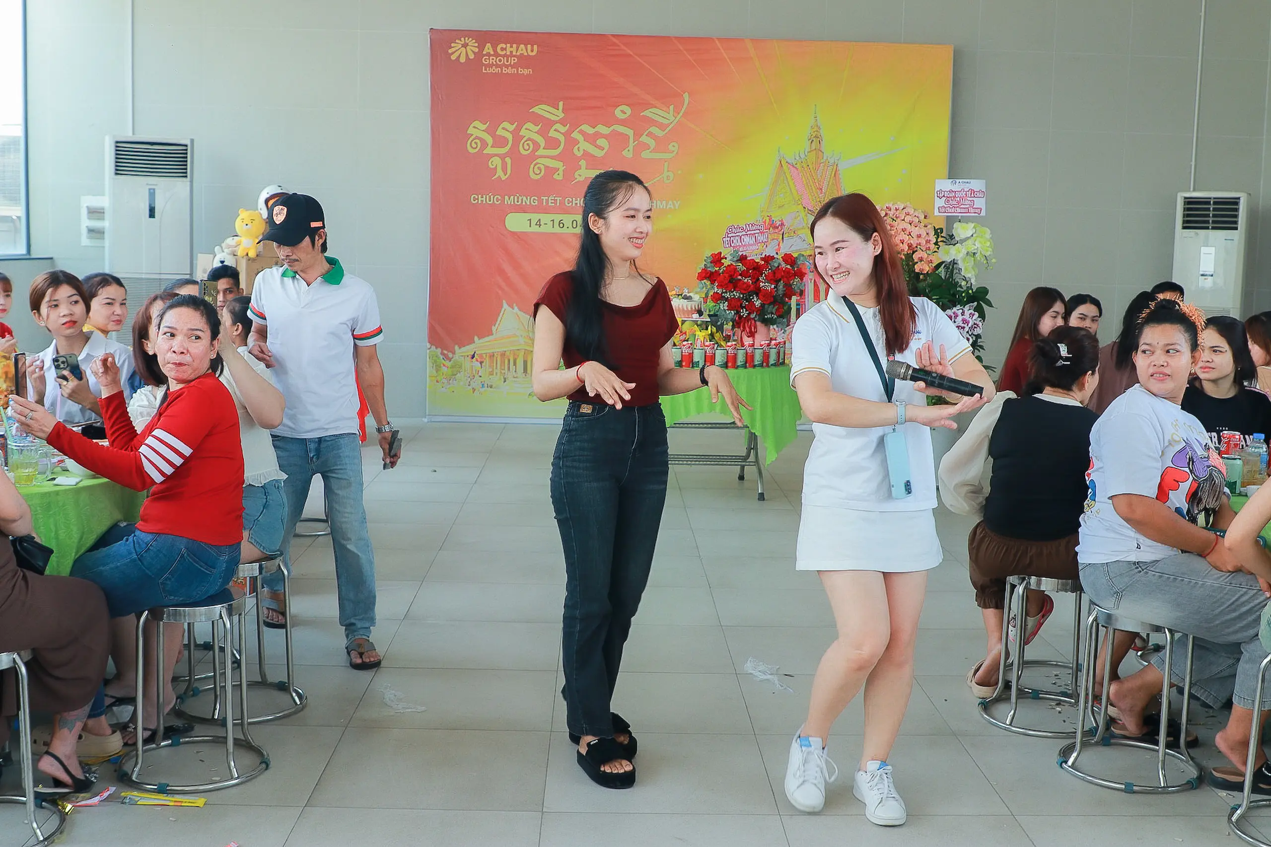 Những khoảnh khắc vui vẻ, ấm áp đã góp phần giúp anh chị em người Khmer có một cái Tết trọn vẹn, dù xa quê hương nhưng vẫn đong đầy cảm xúc