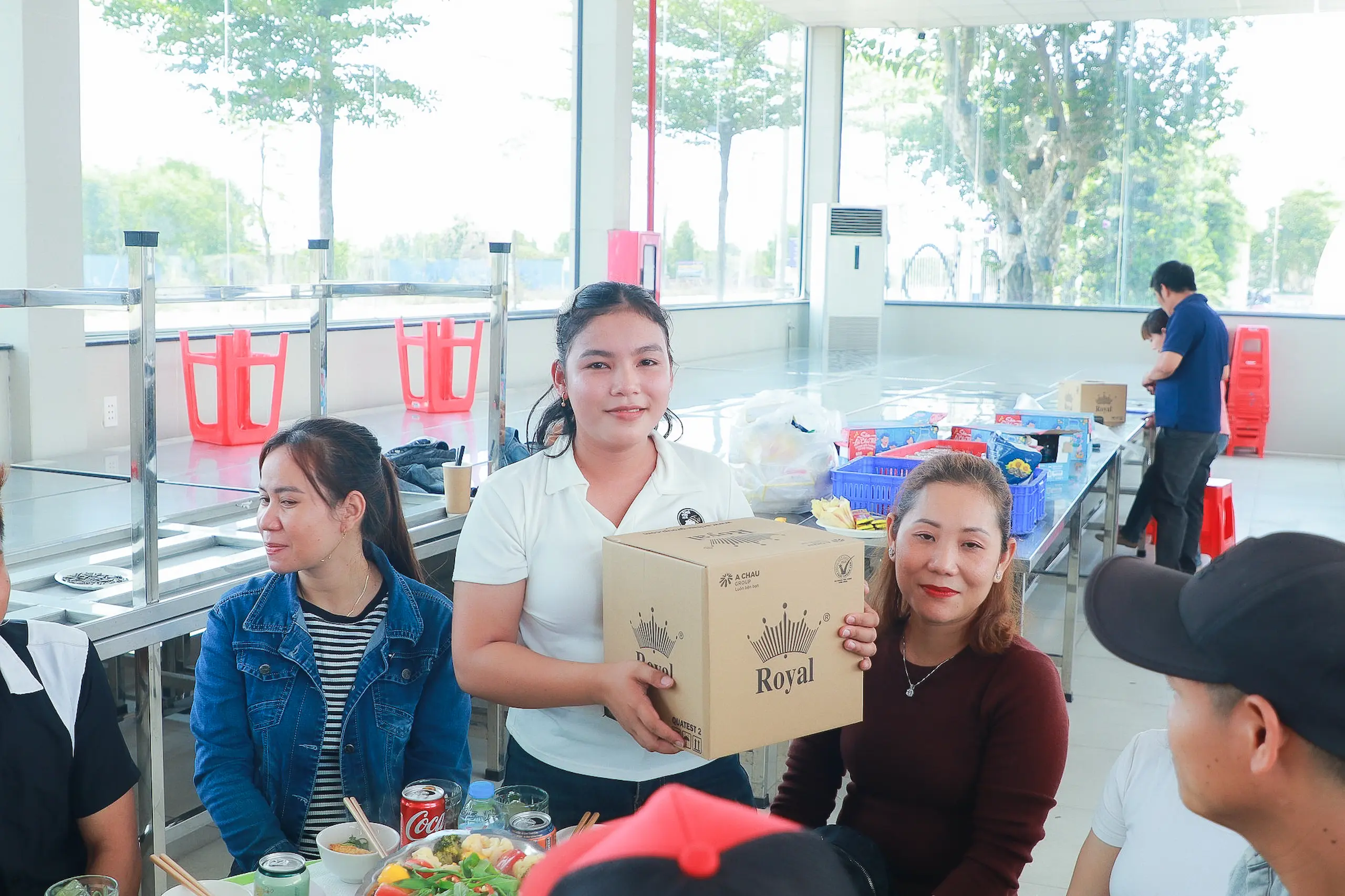 Những khoảnh khắc vui vẻ, ấm áp đã góp phần giúp anh chị em người Khmer có một cái Tết trọn vẹn, dù xa quê hương nhưng vẫn đong đầy cảm xúc