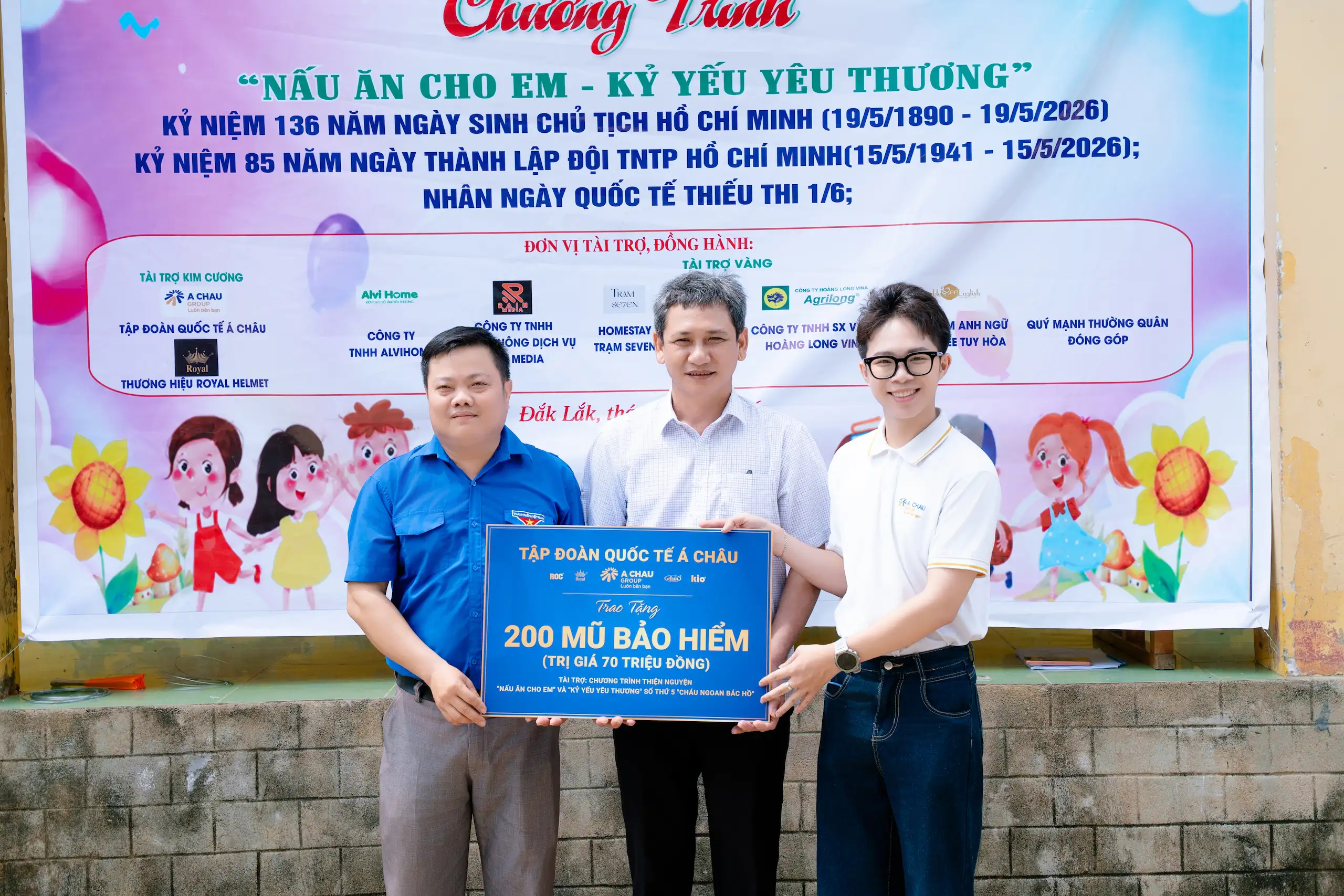 Tập đoàn Quốc tế Á Châu đã trao tặng 200 mũ bảo hiểm chất lượng với tổng giá trị 70 triệu đồng