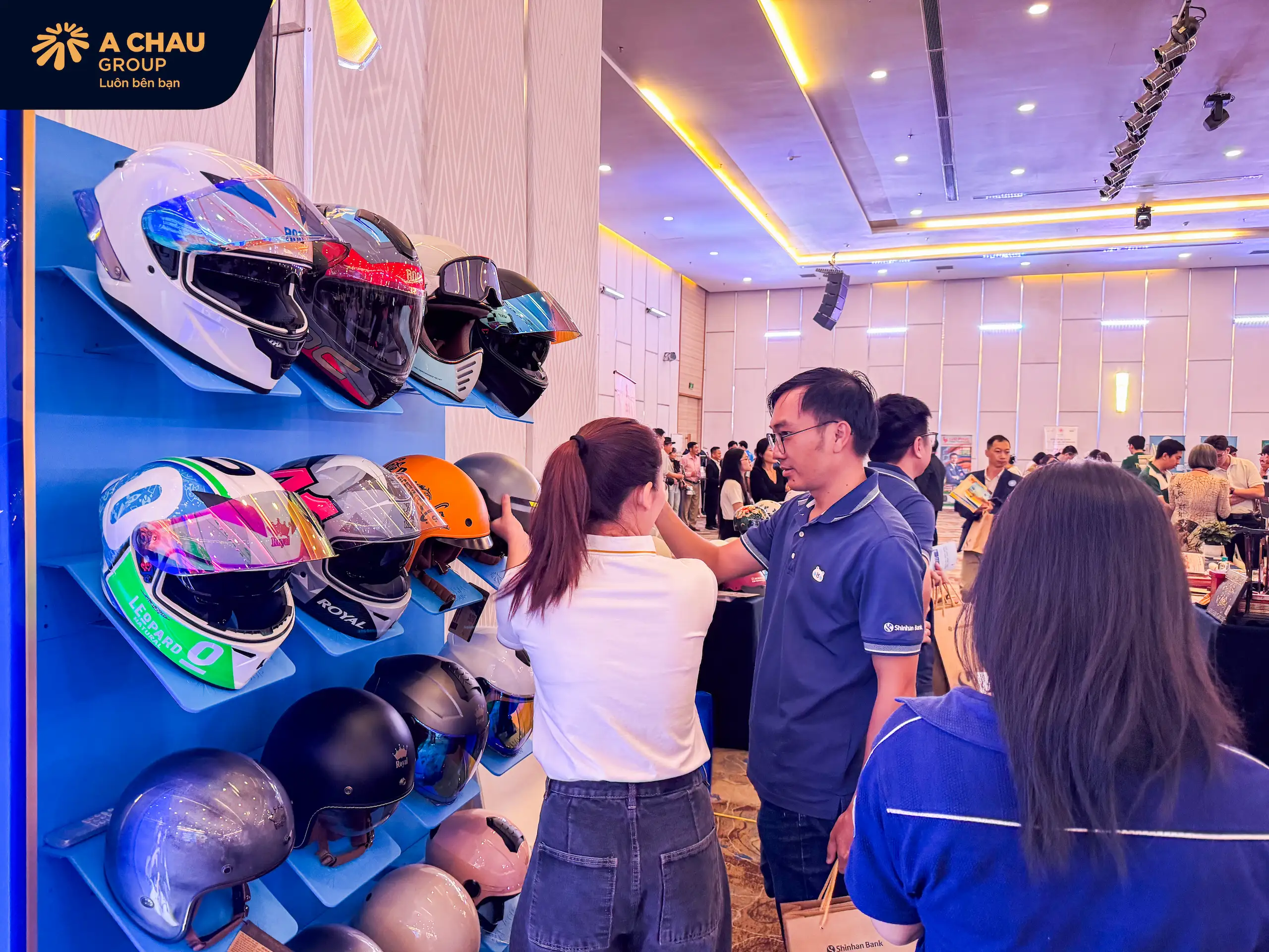 Á Châu Group mang giải pháp branding qua nón bảo hiểm đến sự kiện “8H Chốt Đơn – Bùng Nổ Mùa Hè 2026” 18 Á Châu Group mang giải pháp branding qua nón bảo hiểm đến sự kiện “8H Chốt Đơn – Bùng Nổ Mùa Hè 2026”