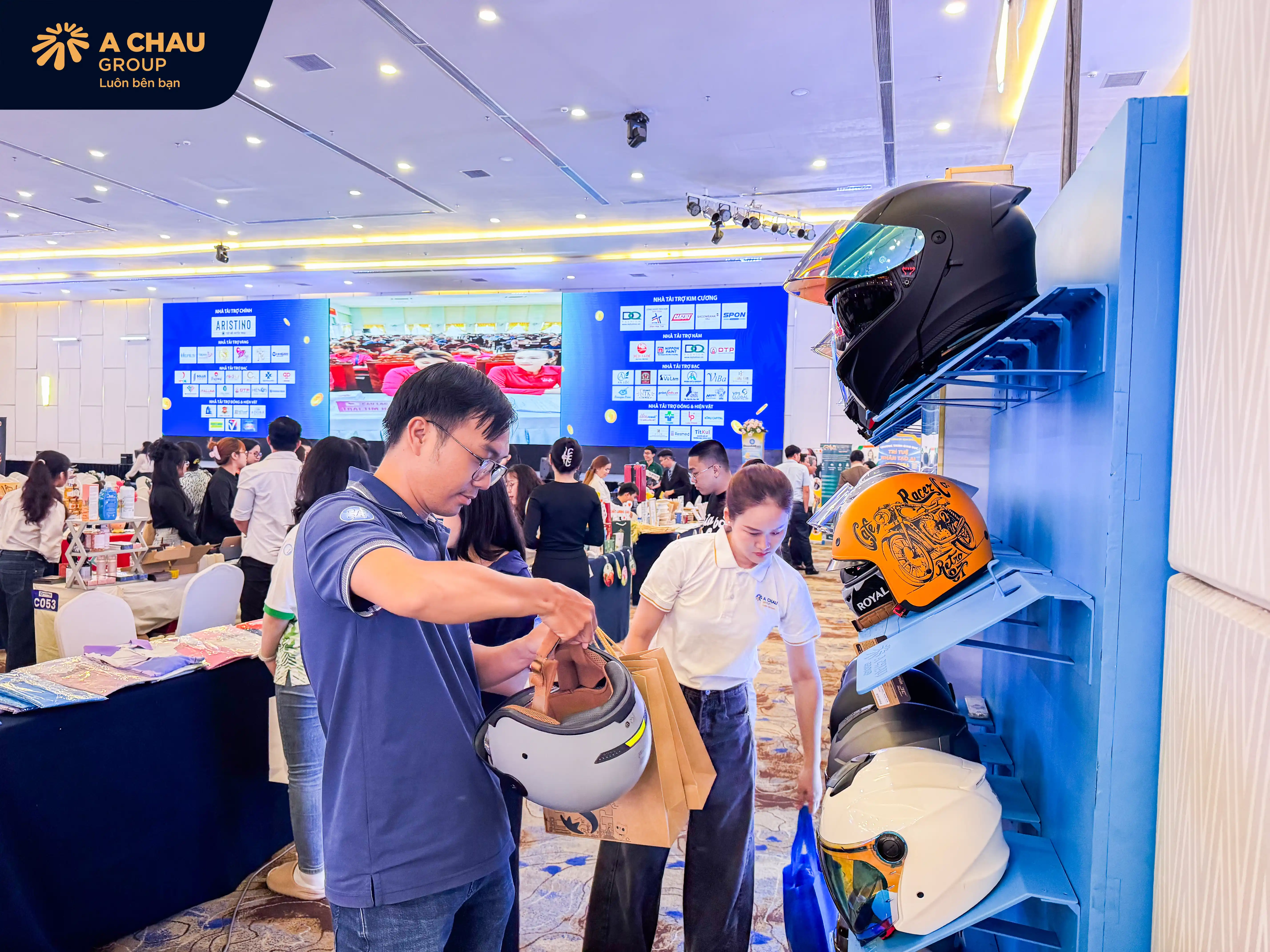 Á Châu Group mang giải pháp branding qua nón bảo hiểm đến sự kiện “8H Chốt Đơn – Bùng Nổ Mùa Hè 2026” 17 Á Châu Group mang giải pháp branding qua nón bảo hiểm đến sự kiện “8H Chốt Đơn – Bùng Nổ Mùa Hè 2026”