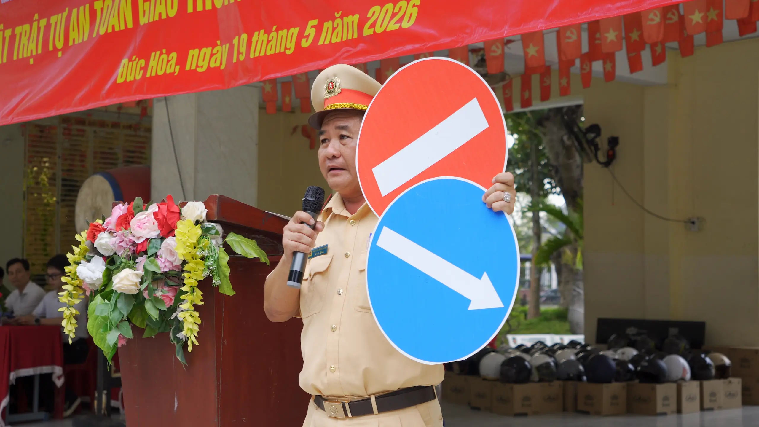 Tuyên truyền luật giao thông tới các em học sinh