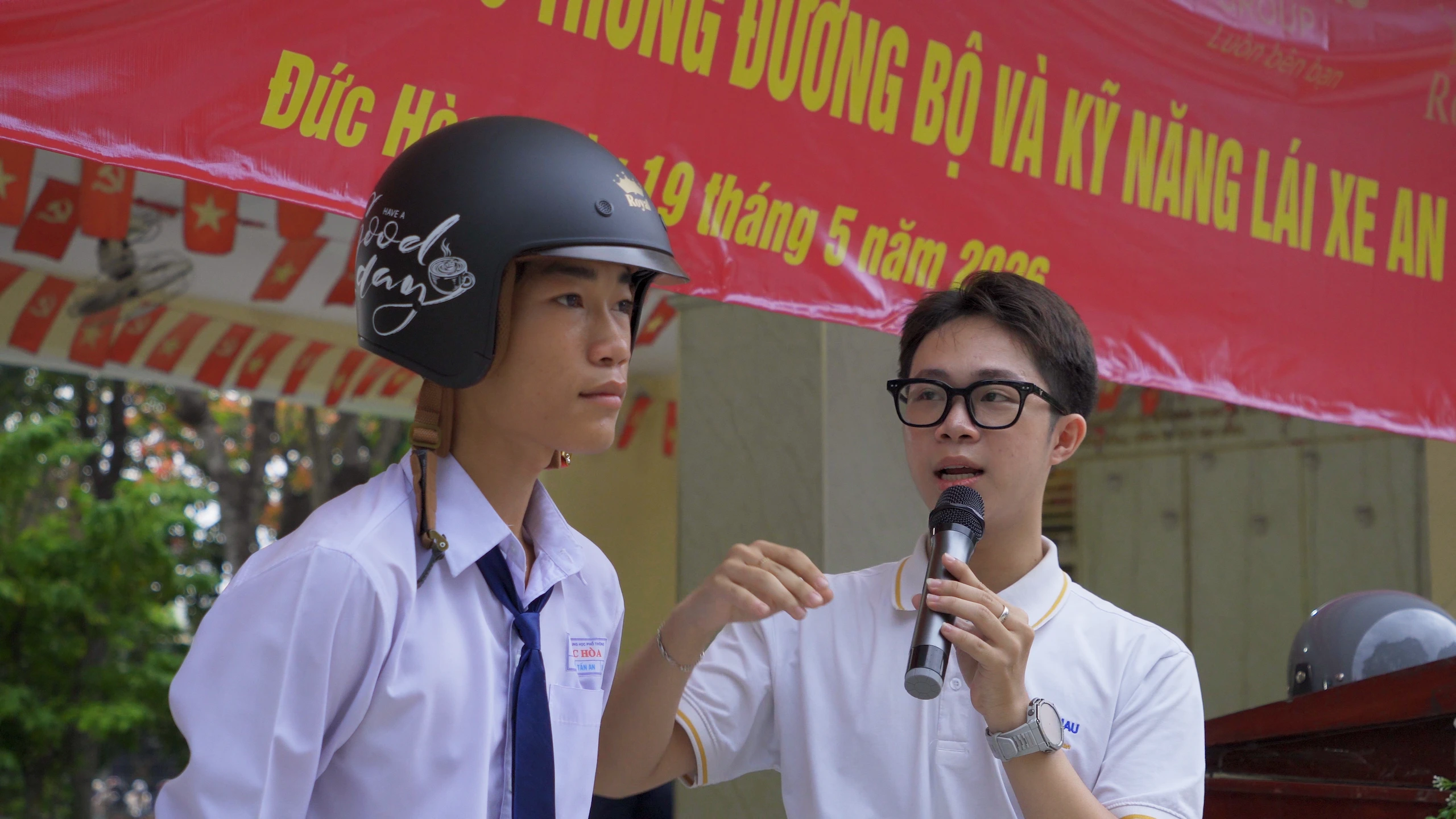Mỗi chiếc mũ bảo hiểm được trao tặng không chỉ là một món quà vật chất mà còn gửi gắm thông điệp về ý thức trách nhiệm đối với bản thân, gia đình và cộng đồng