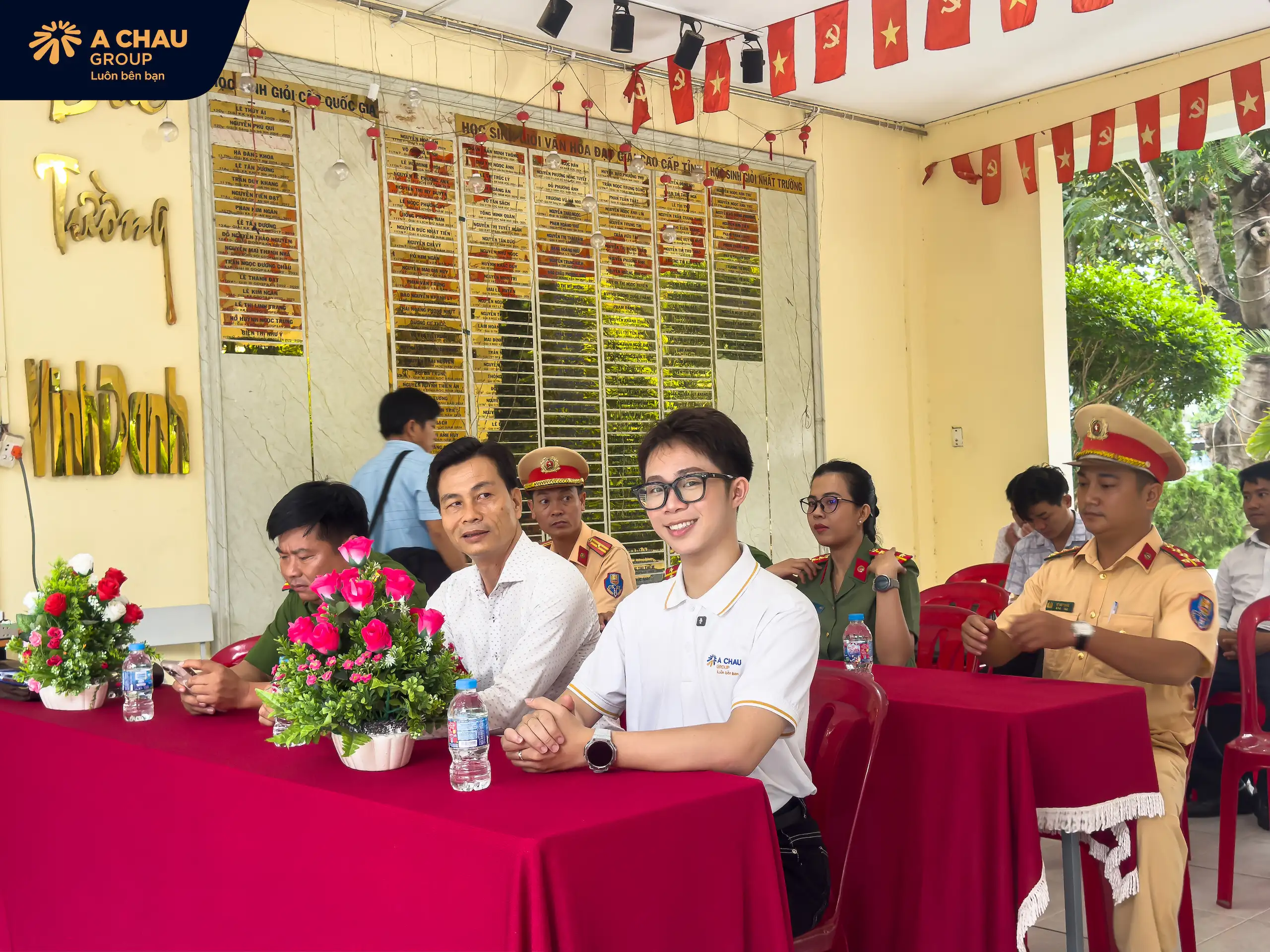 Đại diện tập đoàn quốc tế Á Châu tặng nón bảo hiểm cho trường THPH Đức Hòa