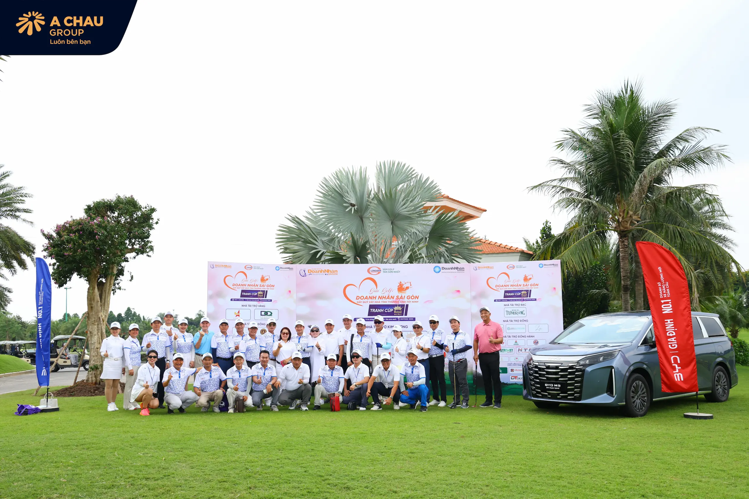 Á Châu Group đồng hành cùng giải Golf doanh nhân Sài Gòn tranh cúp Royal Helmet 1 Ban tổ chức chụp hình lưu niệm cùng các Golfer tham dự giải