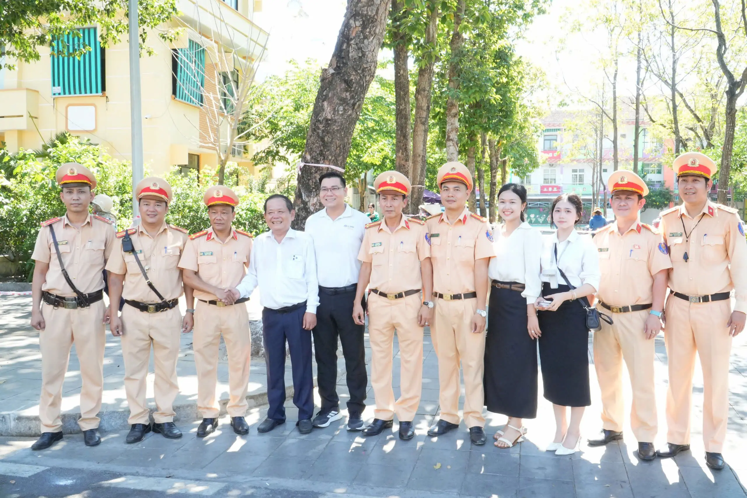 Tập đoàn Quốc tế Á Châu trao tặng 2.000 mũ bảo hiểm đạt chuẩn cho người dân Quảng Ngãi, lan tỏa văn hóa giao thông an toàn 2 Chung tay xây dựng văn hóa giao thông an toàn