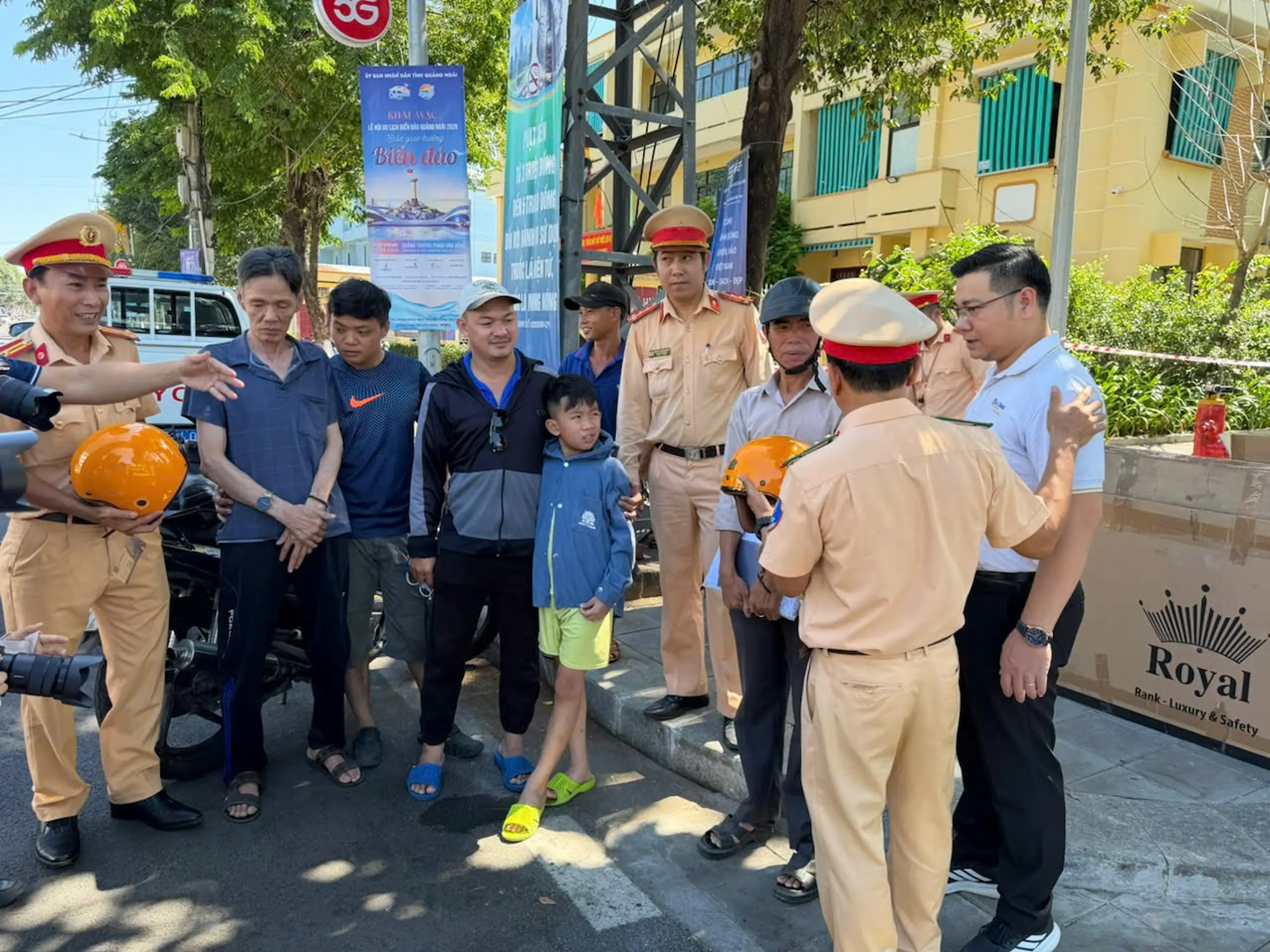 Tập đoàn Quốc tế Á Châu trao tặng 2.000 mũ bảo hiểm đạt chuẩn cho người dân Quảng Ngãi, lan tỏa văn hóa giao thông an toàn 19 Tập đoàn Quốc tế Á Châu trao tặng 2.000 mũ bảo hiểm đạt chuẩn cho người dân Quảng Ngãi, lan tỏa văn hóa giao thông an toàn