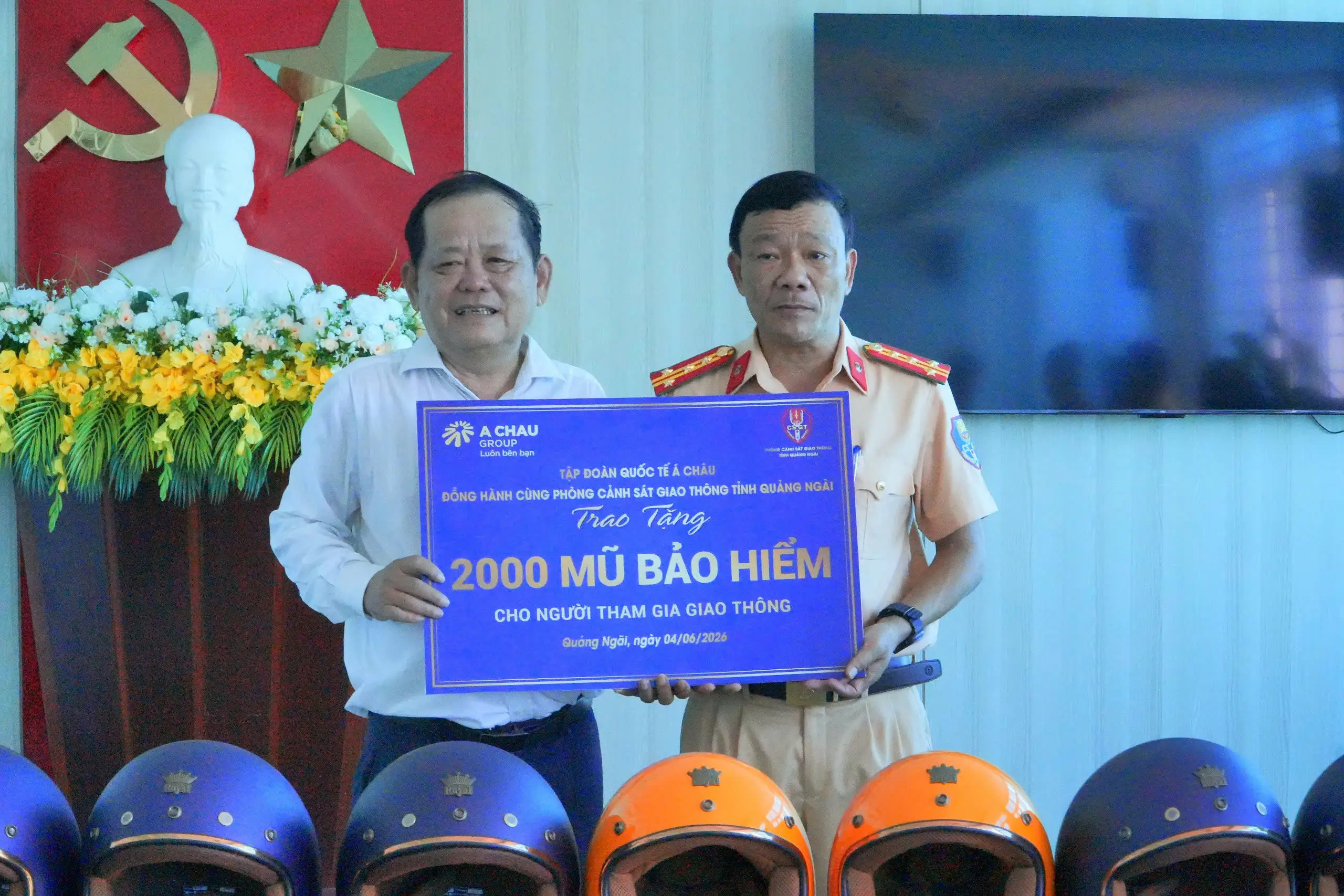 Tập đoàn Quốc tế Á Châu trao tặng 2.000 mũ bảo hiểm đạt chuẩn cho người dân Quảng Ngãi, lan tỏa văn hóa giao thông an toàn 7 Tập đoàn Quốc tế Á Châu trao tặng 2.000 mũ bảo hiểm đạt chuẩn cho người dân Quảng Ngãi, lan tỏa văn hóa giao thông an toàn